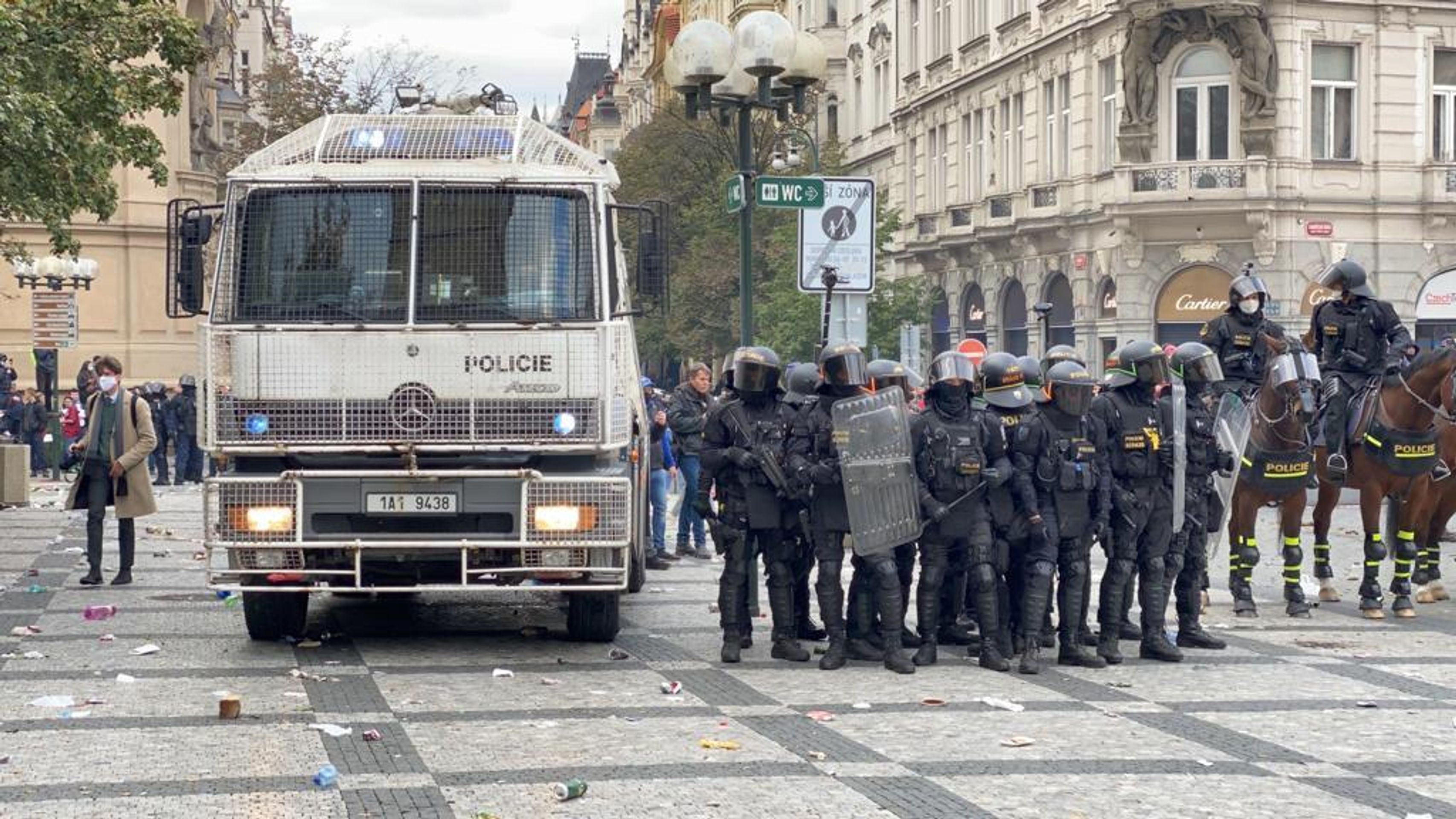 Demonstrace fotbalových chuligánů na Staroměstském náměstí se vyhrotila - 10 - GALERIE: Protestní akce na Staroměstském náměstí se zvrhla (14/23)