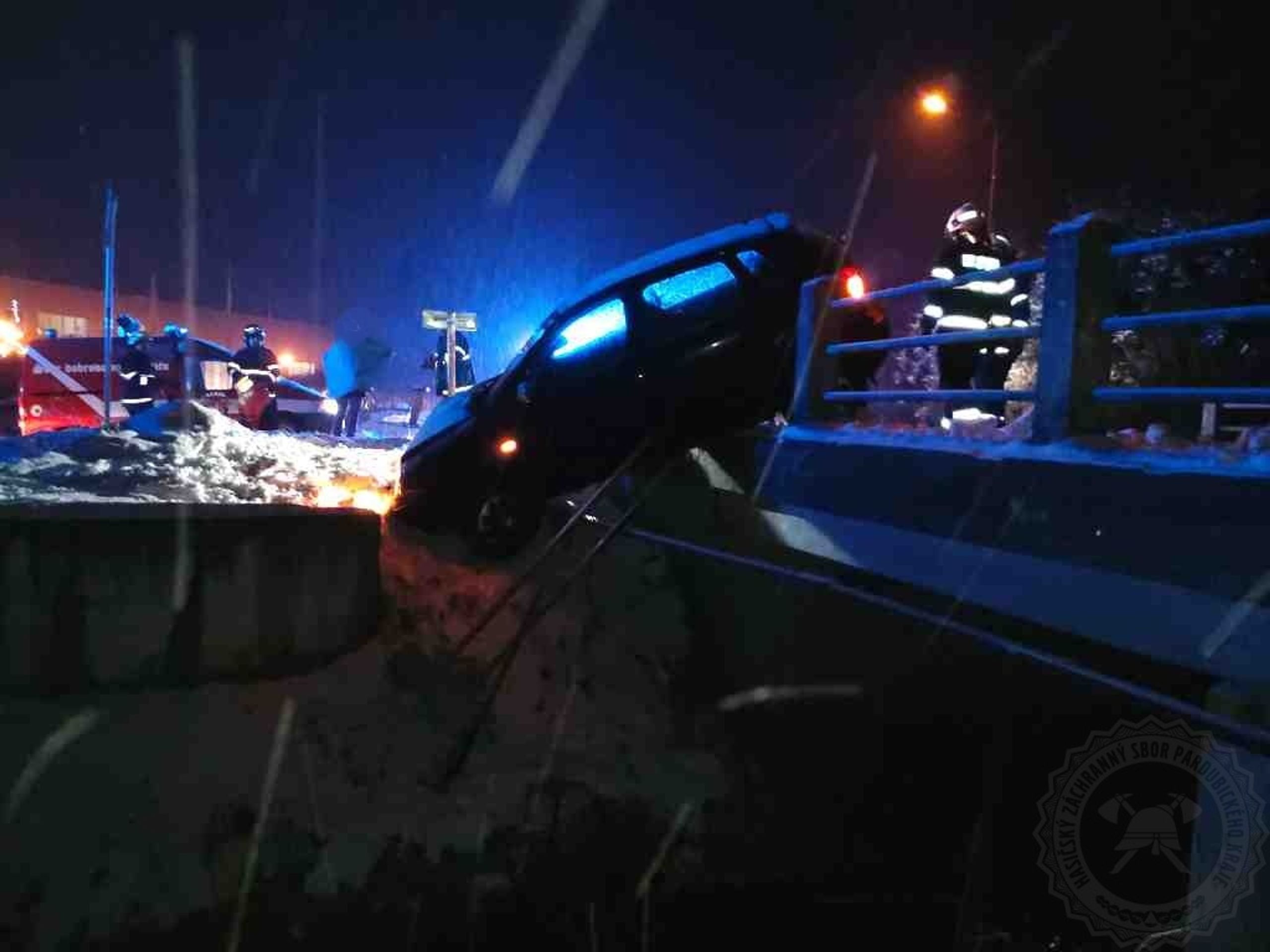 Komplikace kvůli počasí v Pardubickém kraji (1) - Komplikace na silnicích kvůli sněhu (2/21)