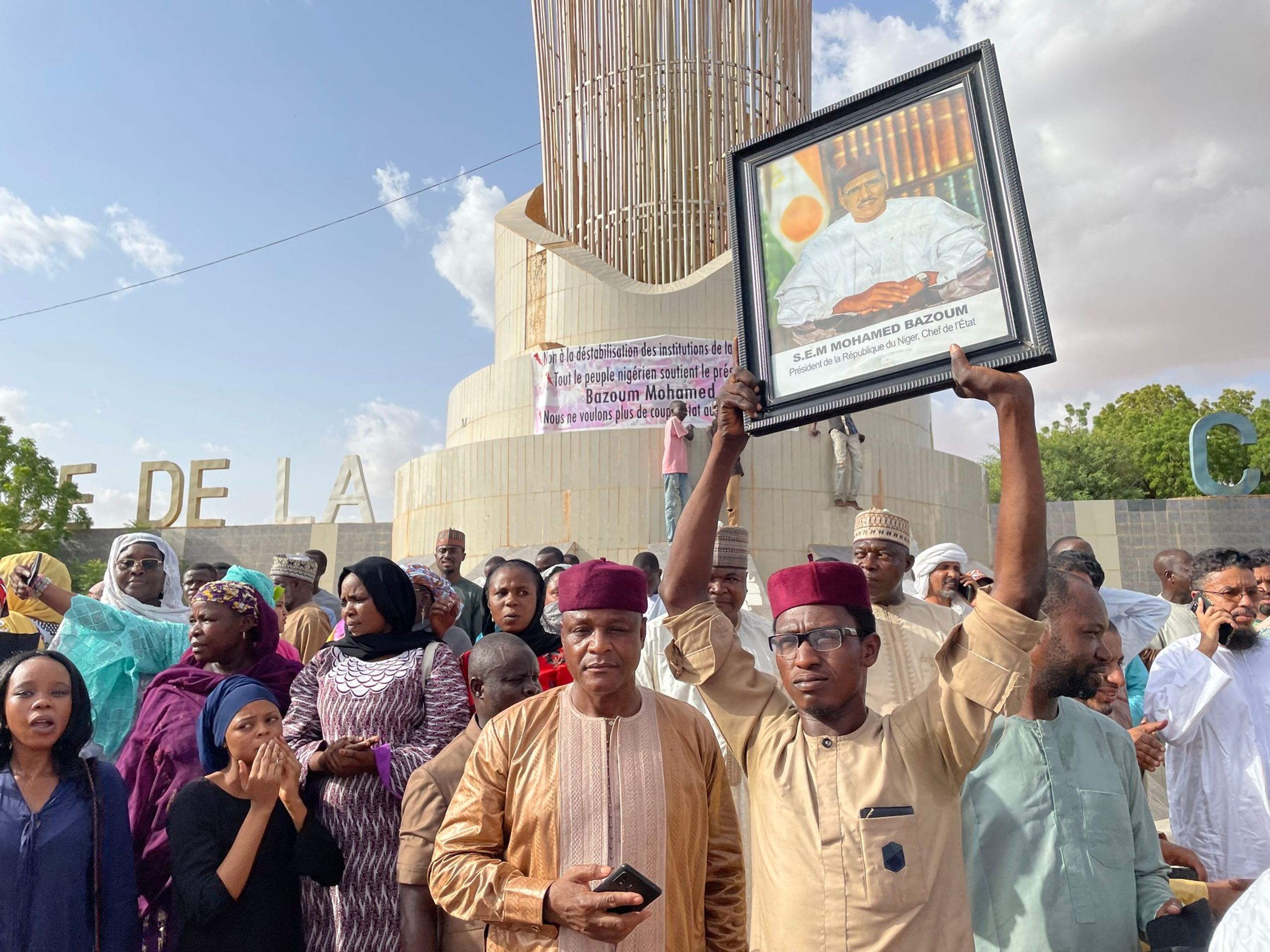 Příznivci prezidenta Mohameda Bazouma - Státní převrat v Nigeru (2/3)