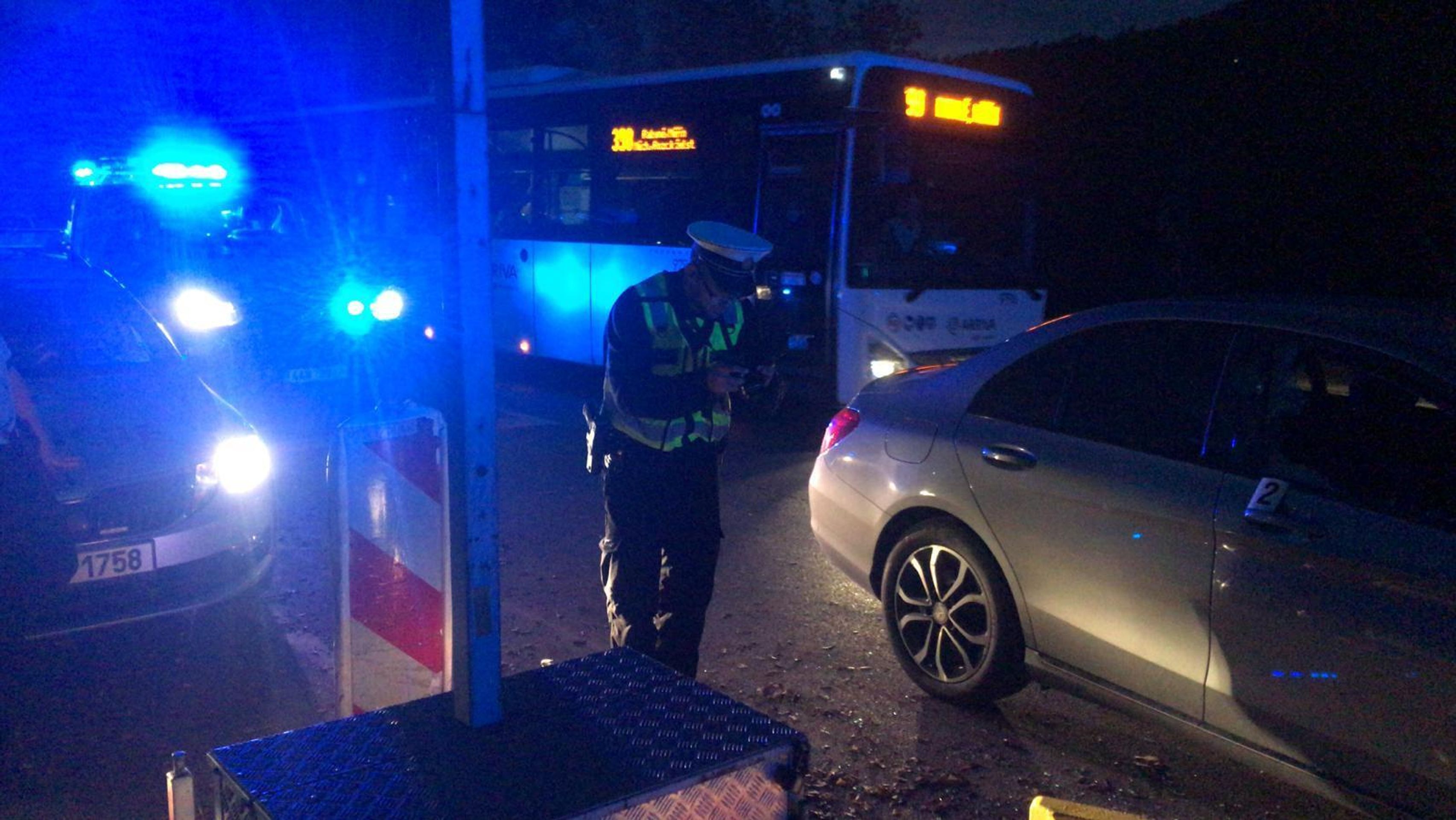 Pronásledovaný řidič vyskočil z auta a uplaval do Vltavě - 9 - GALERIE: Pronásledovaný řidič vyskočil z auta a uplaval po Vltavě (4/5)