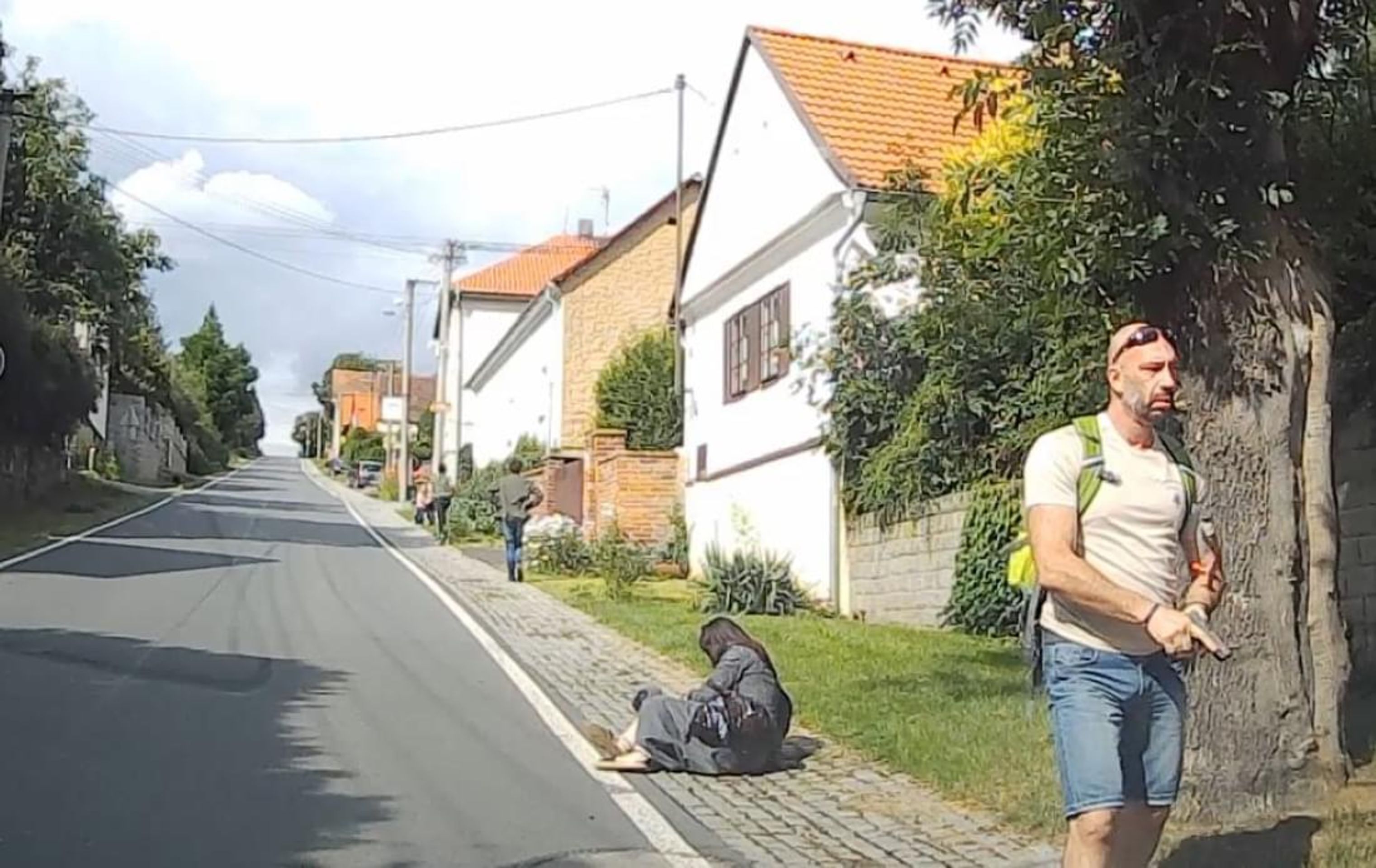 Martin bránil rodinu před psem se zbraní v ruce - 2 - GALERIE: Agresivní pes přeskočil plot a vrhl se na rodinu (7/8)