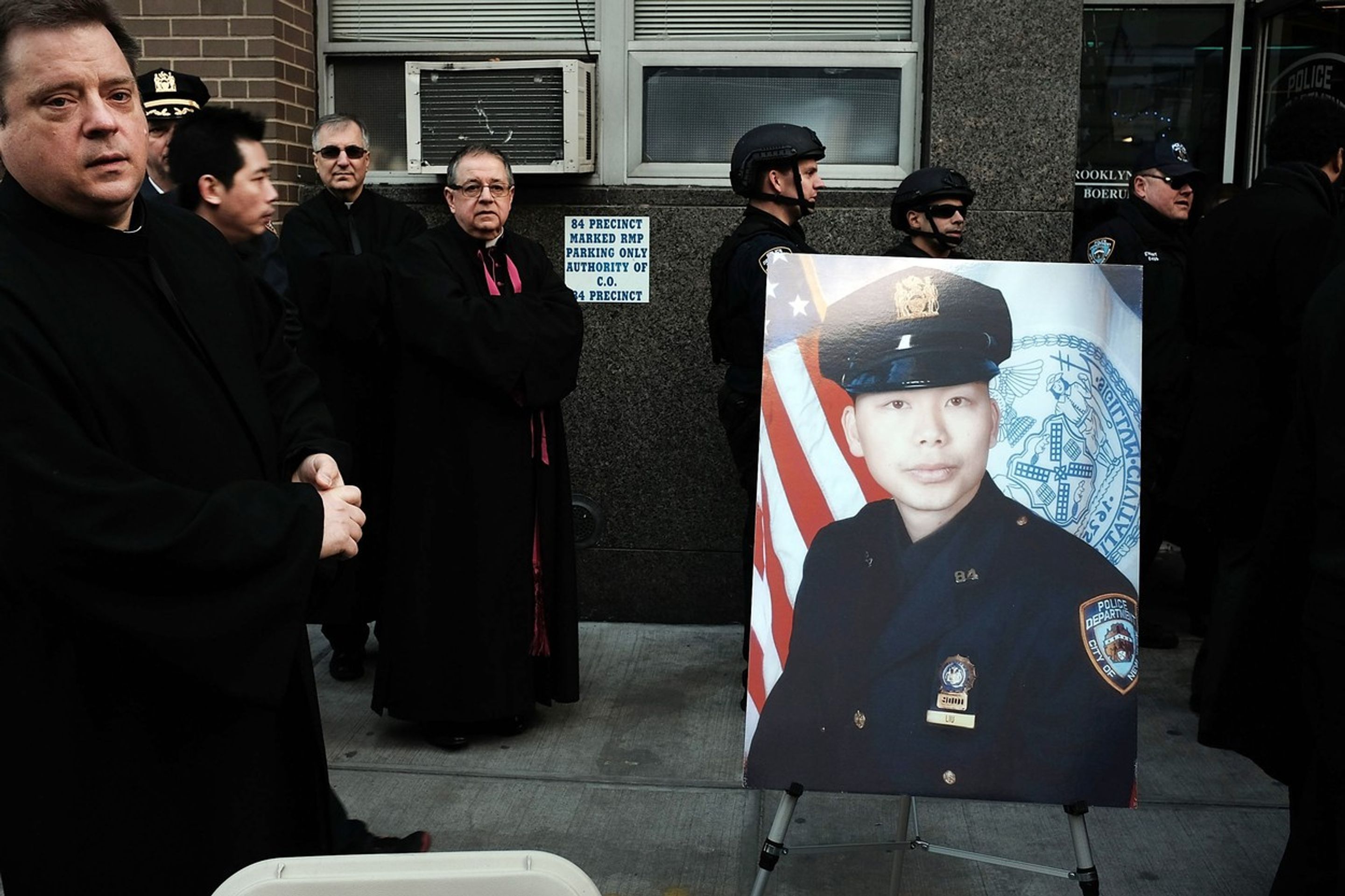 Smrt policisty v New Yorku - 1 - GALERIE: Ženě zavražděného policisty při útoku v New Yorku se narodilo dítě (3/4)
