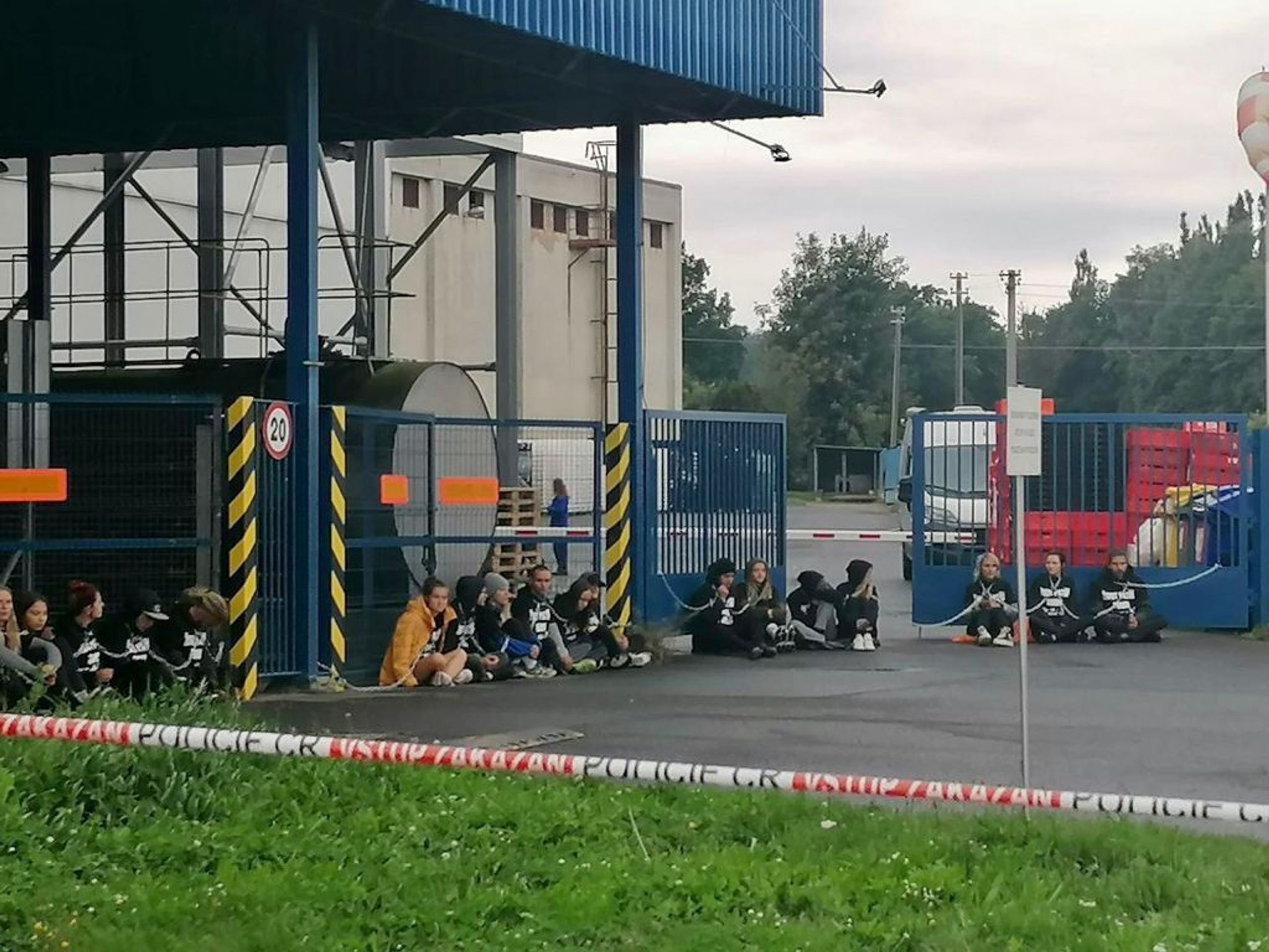 Aktivisté u drůbežárny Mirovice na Písecku - 2 - GALERIE: Aktivisté u drůbežárny Mirovice na Písecku (2/11)