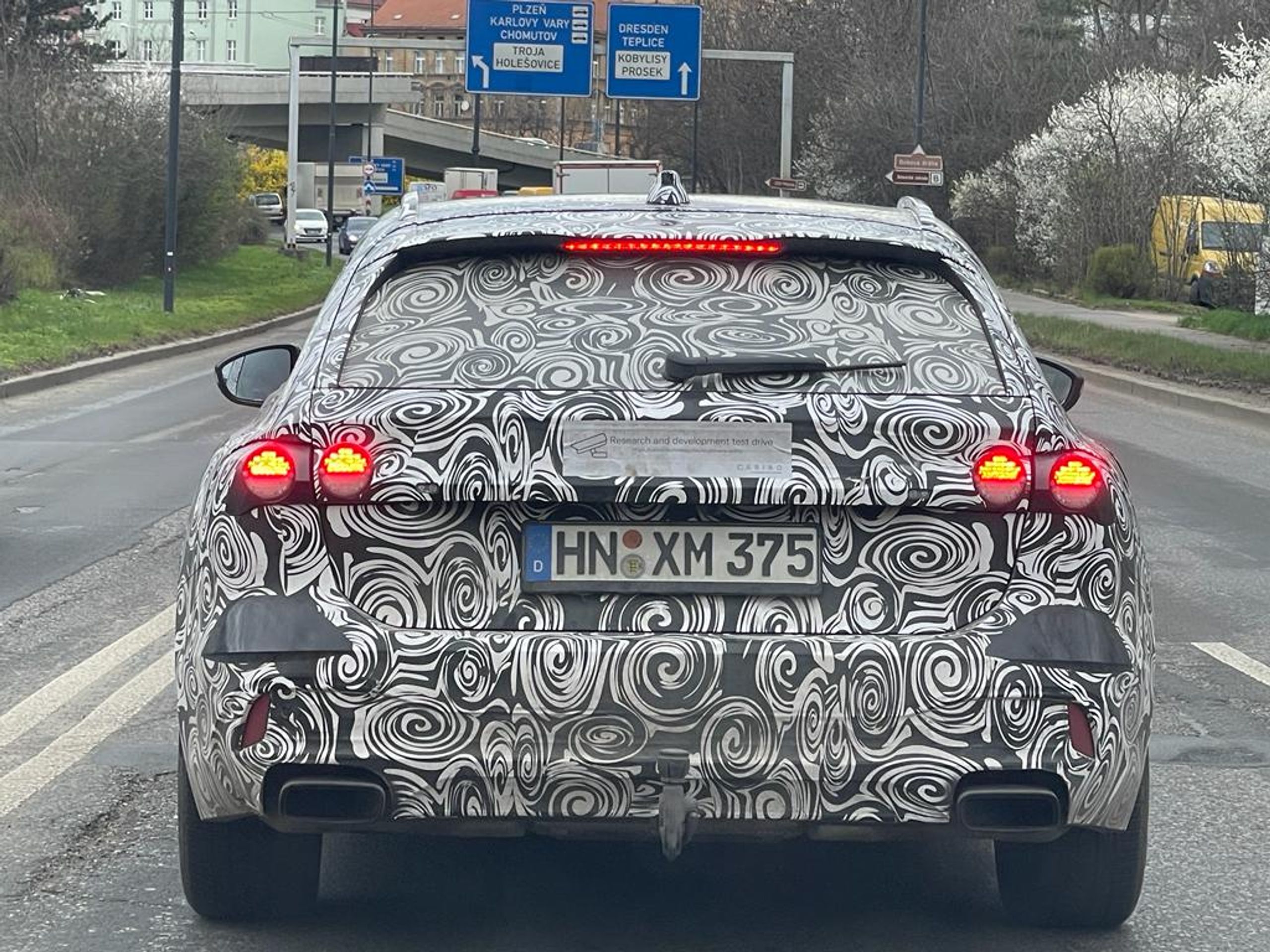 Maskované prototypy Audi A4 Avant a Q6 e-tron v ulicích Prahy - Testování maskovaných novinek od Audi v ulicích Prahy (6/15)