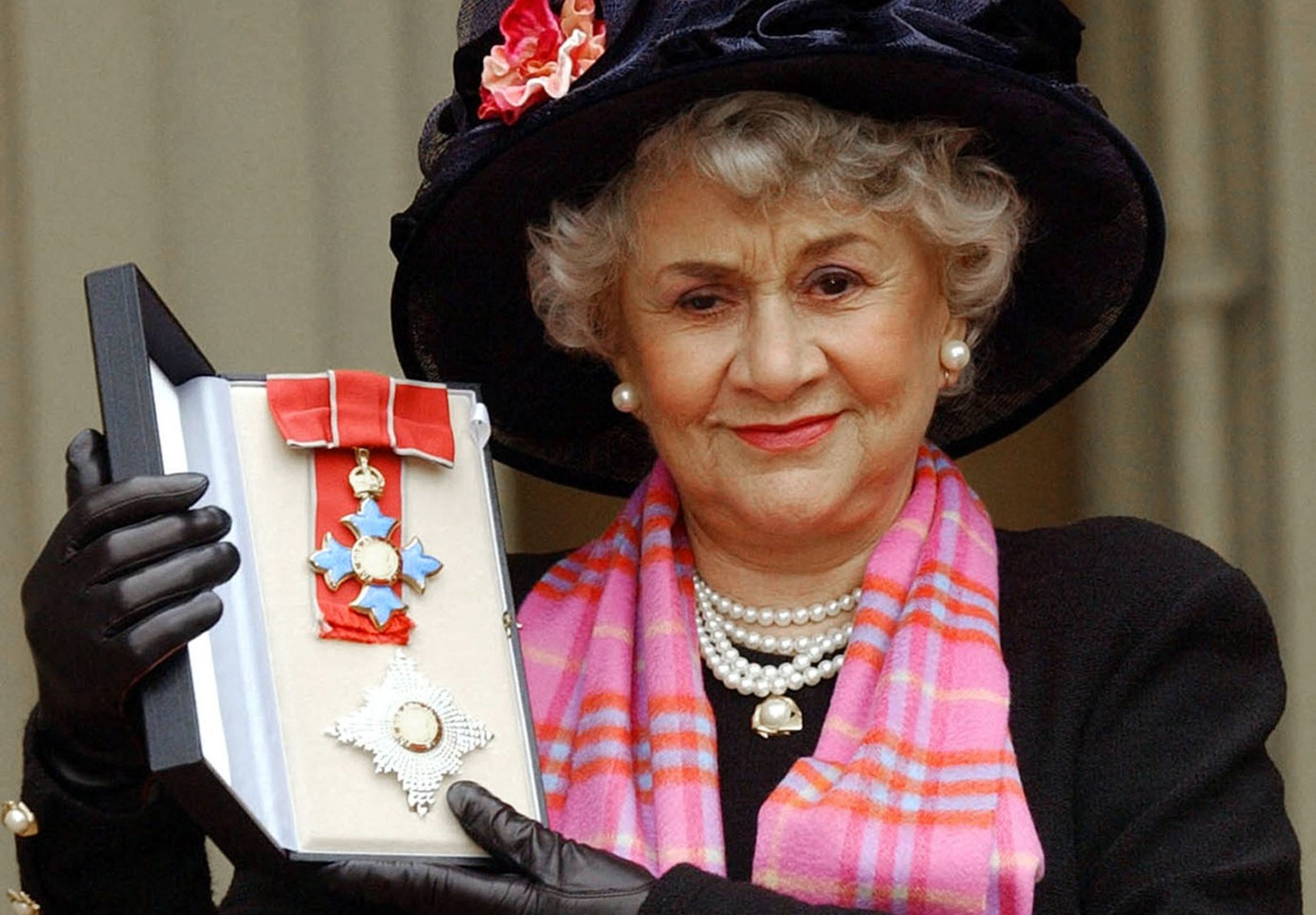 Dame Joan Plowrightová, 20. 2. 2004 Buckingham Palace v Londýně - Dame Joan Plowrightová (8/8)