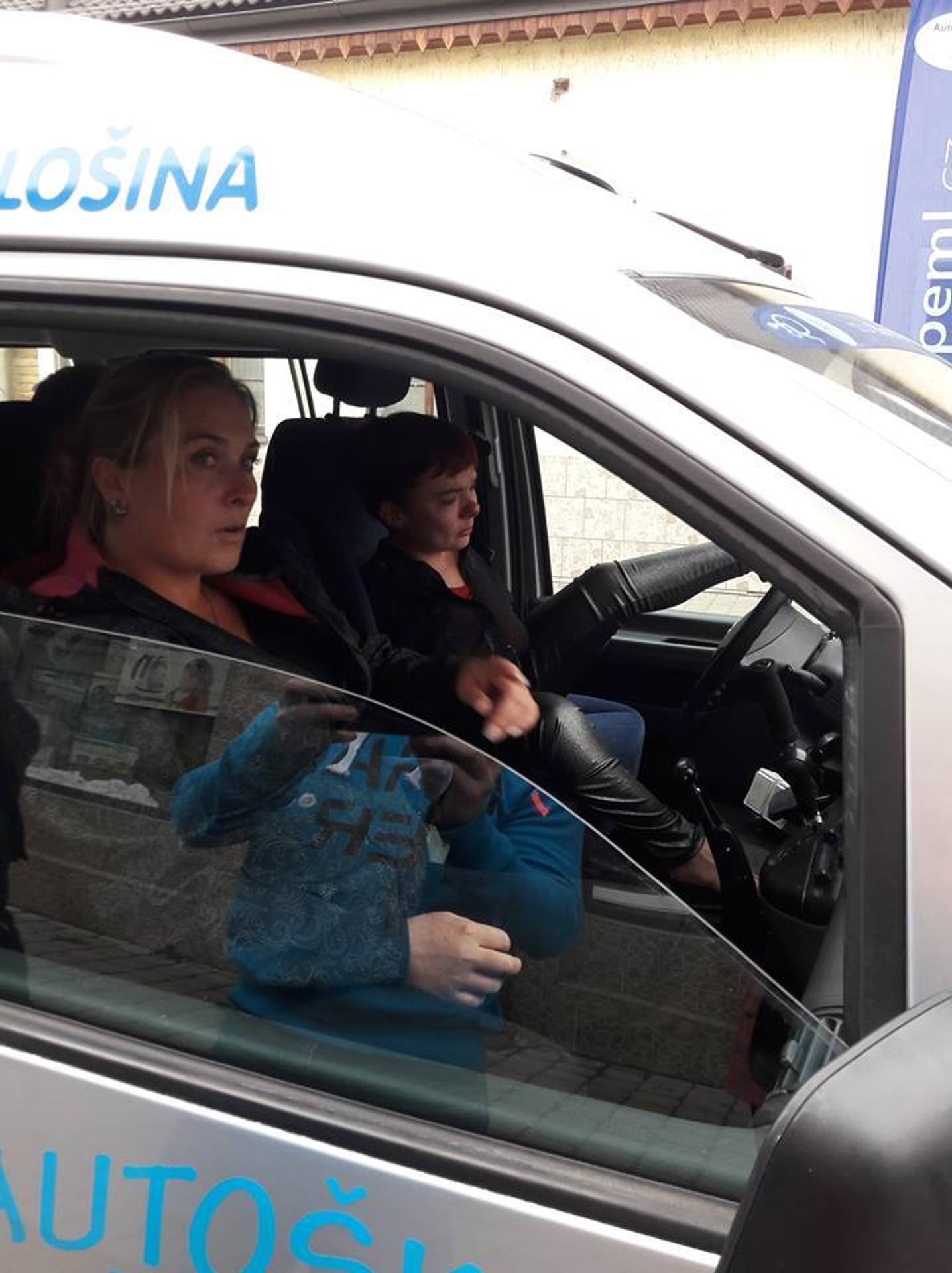 Lucie Pařilová - 1 - GALERIE: Lucie se narodila bez rukou, zvládla autoškolu a maluje obrazy (2/5)