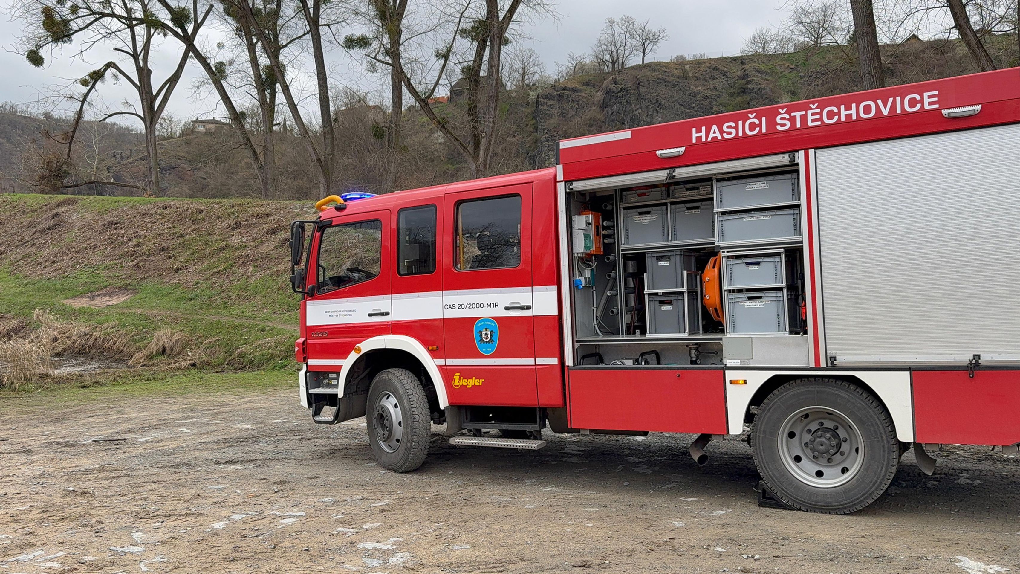 Na přehradě u Prahy se převrátila loď se sedmi lidmi. Jeden člověk se utopil (7) - Utonutí muže v Praze (7/11)