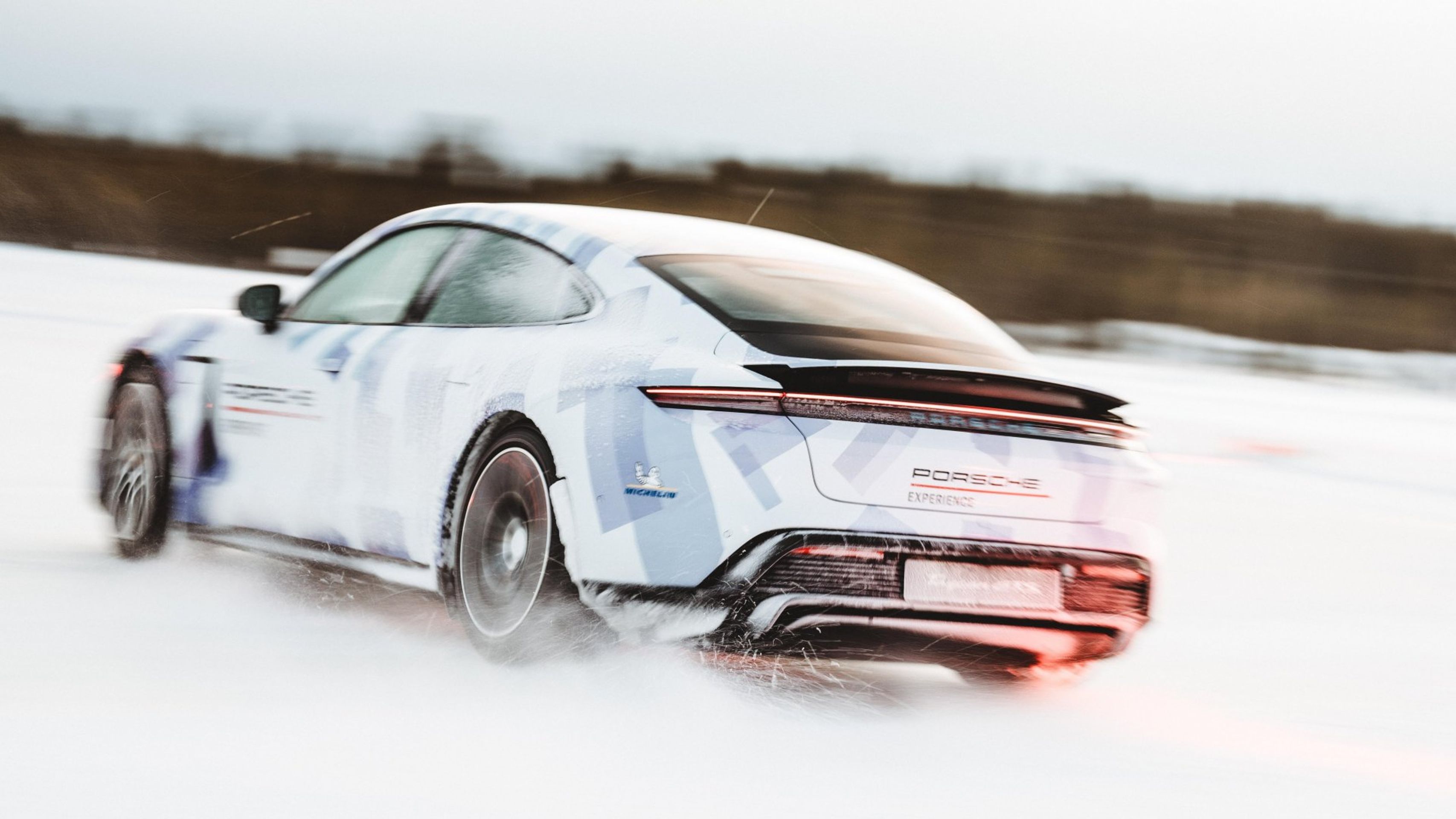 Porsche Taycan při driftu na ledové dráze - Porsche Taycan při rekordním driftu na ledové dráze (4/11)