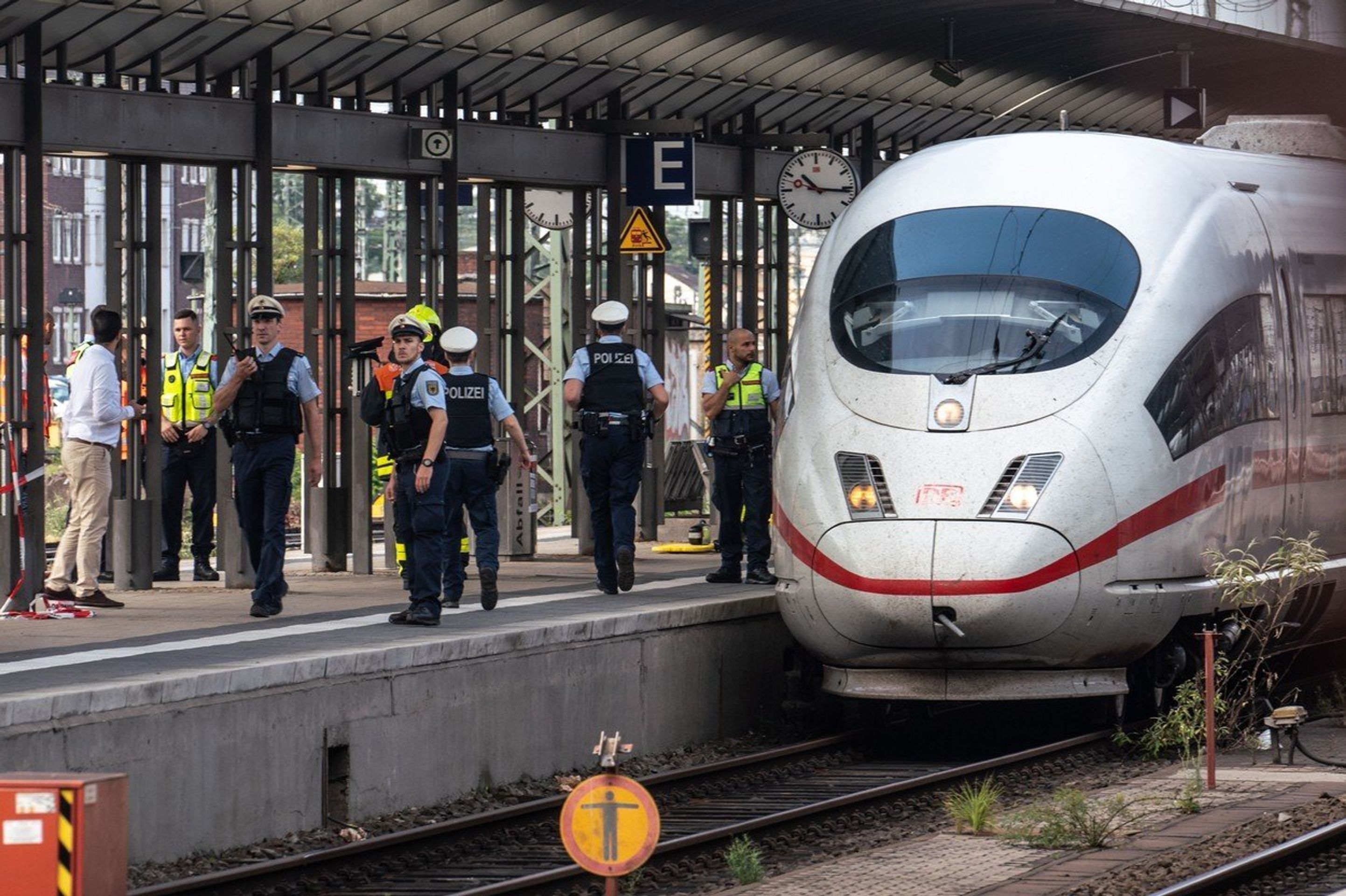 Muž v Frankfurtu nad Mohanem strčil pod vlak chlapce s matkou - 5 - GALERIE: Muž v Frankfurtu nad Mohanem strčil pod vlak chlapce s matkou (5/5)