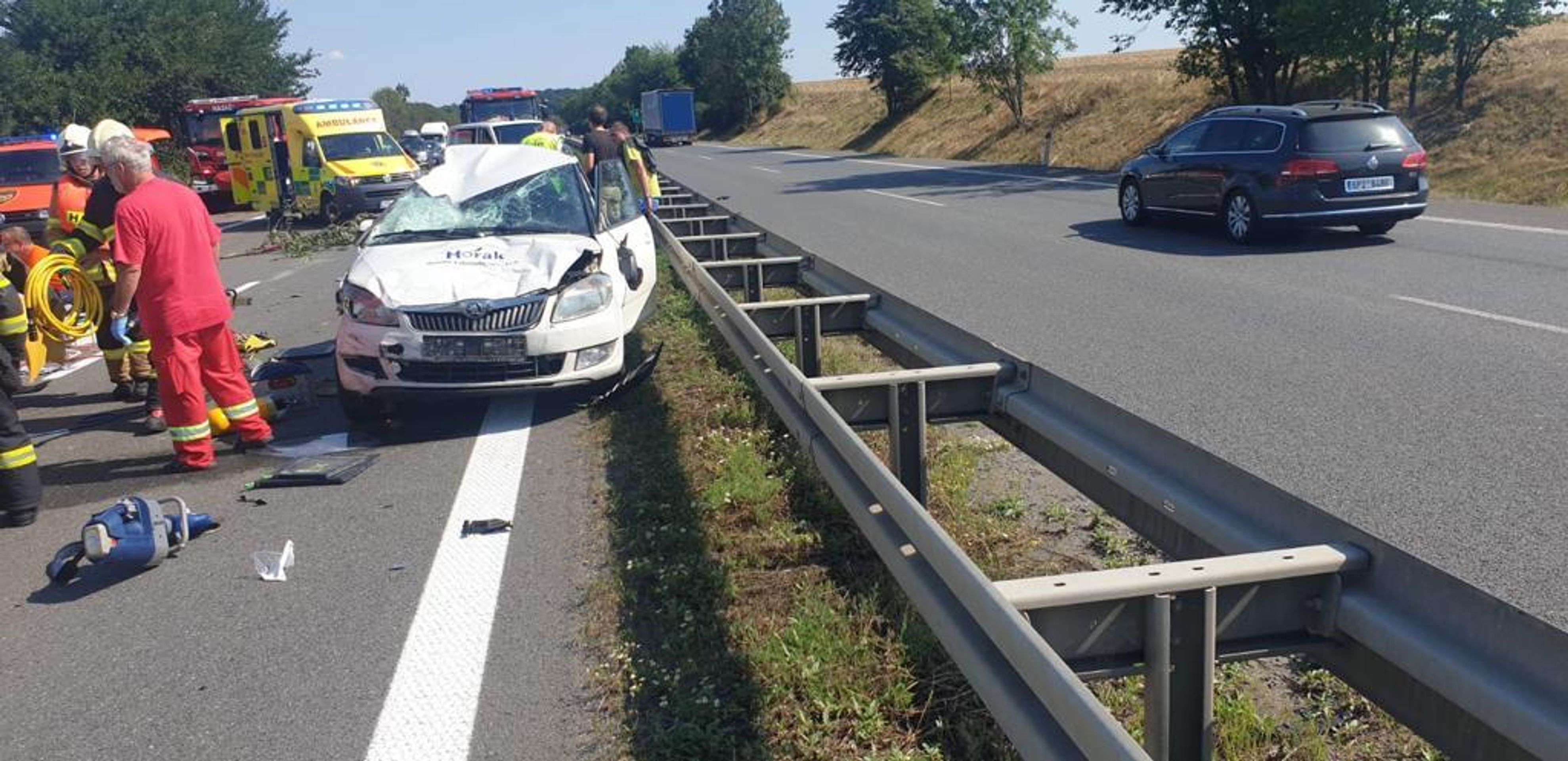 Vážná nehoda čtyř aut - 3 - GALERIE: Na dálnici D7 se srazila čtyři osobní auta (1/3)