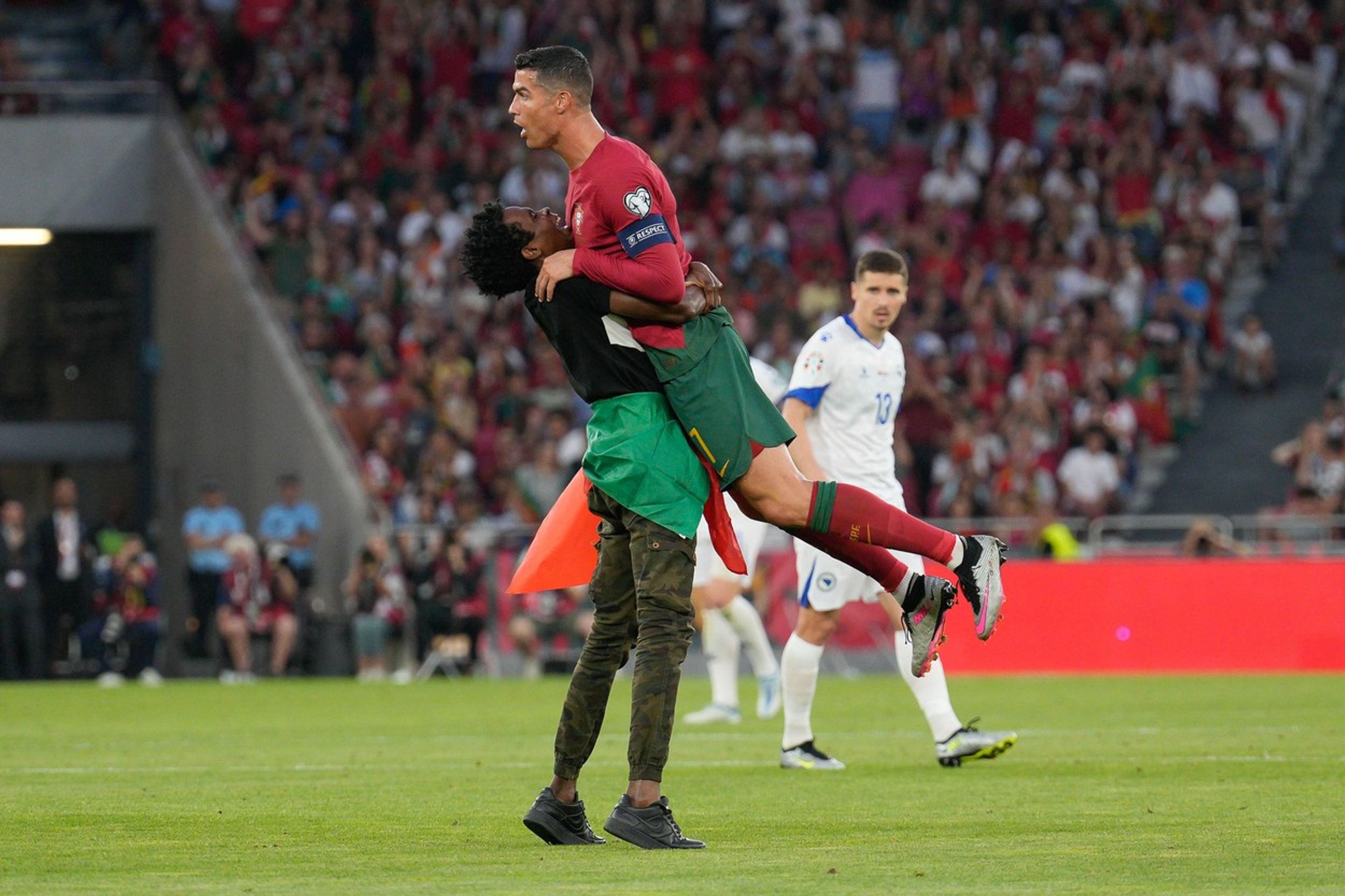 Cristiano Ronaldo s fanouškem - Cristiano Ronaldo s fanouškem (5/5)