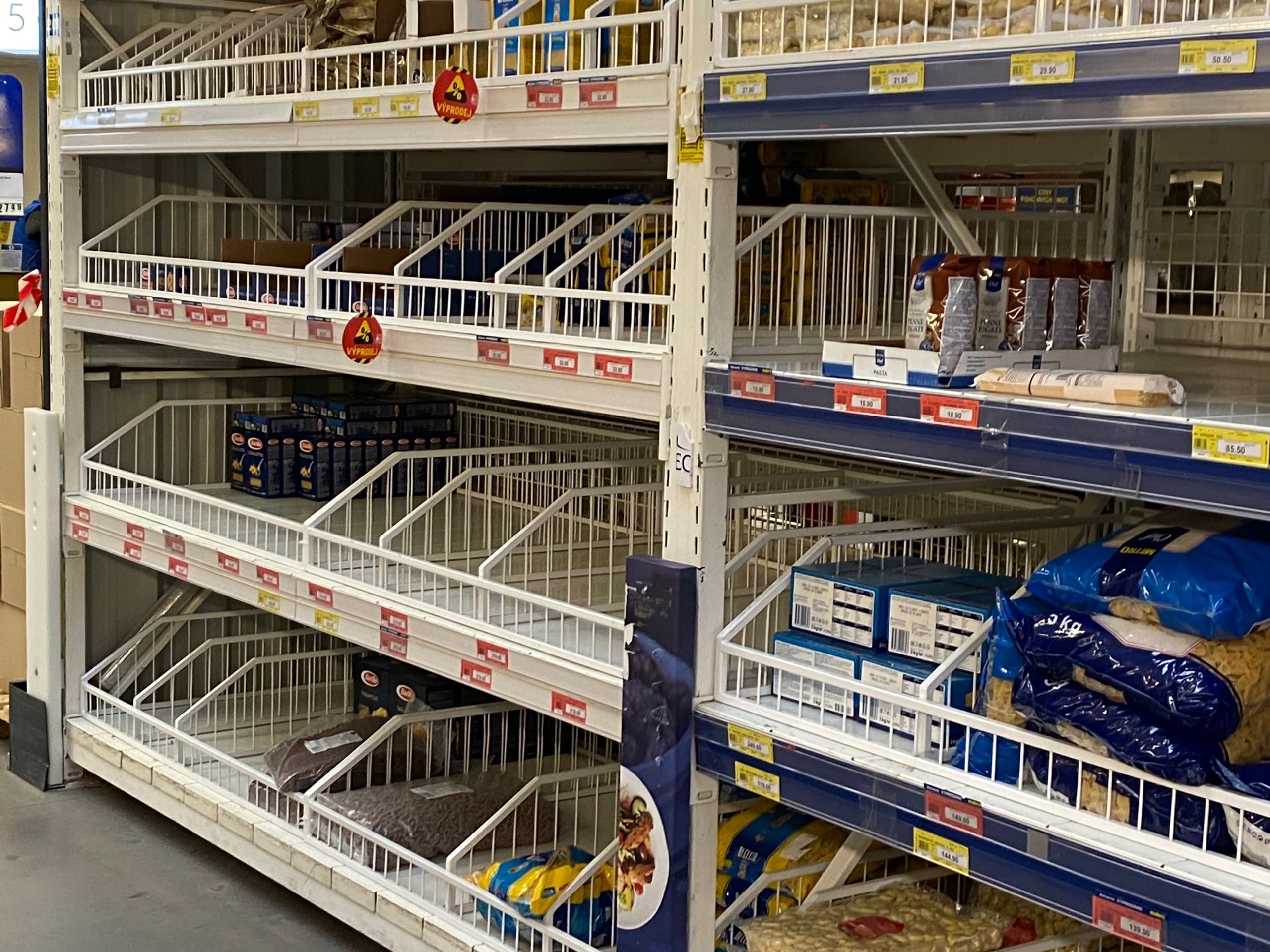 Prázdné regály: MAKRO Stodůly, Praha 5 - 1 - GALERIE: Prázdné regály obchodů v ČR (10/12)