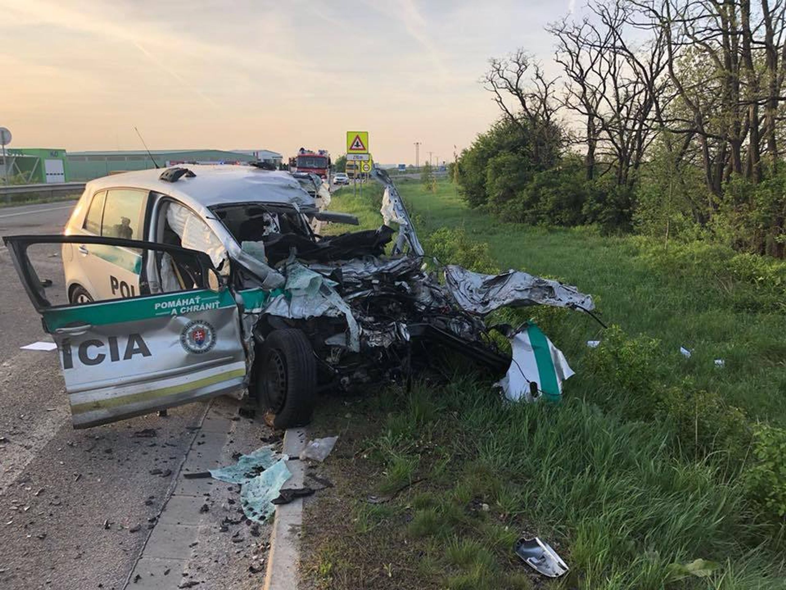 Nehoda policejního vozu a autobusu v Galantě - 3 - GALERIE: Nehoda u slovenské Galanty (3/3)