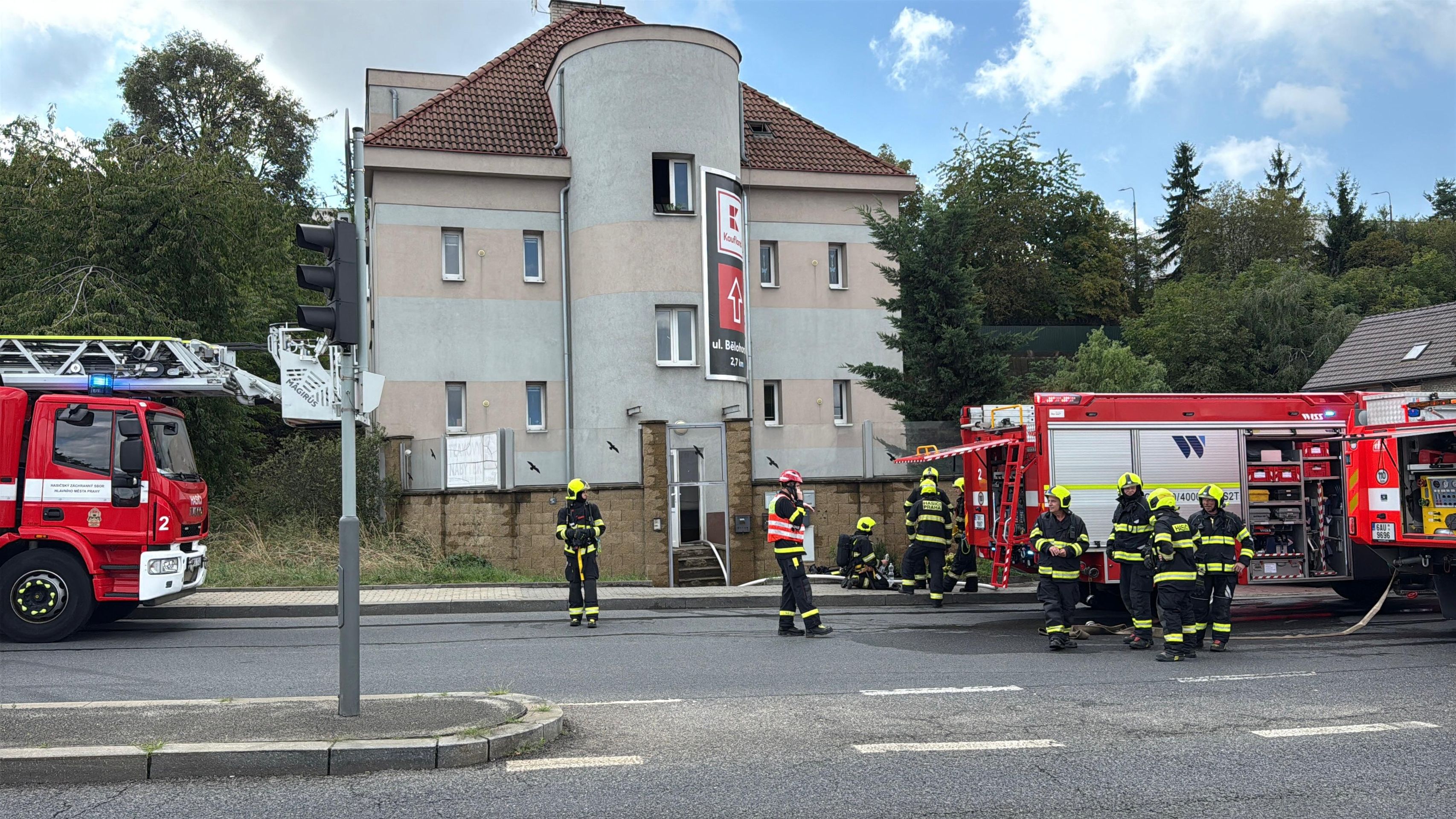 Požár bytového domu v pražských Řepích - Požár domu v pražských Řepích (7/11)