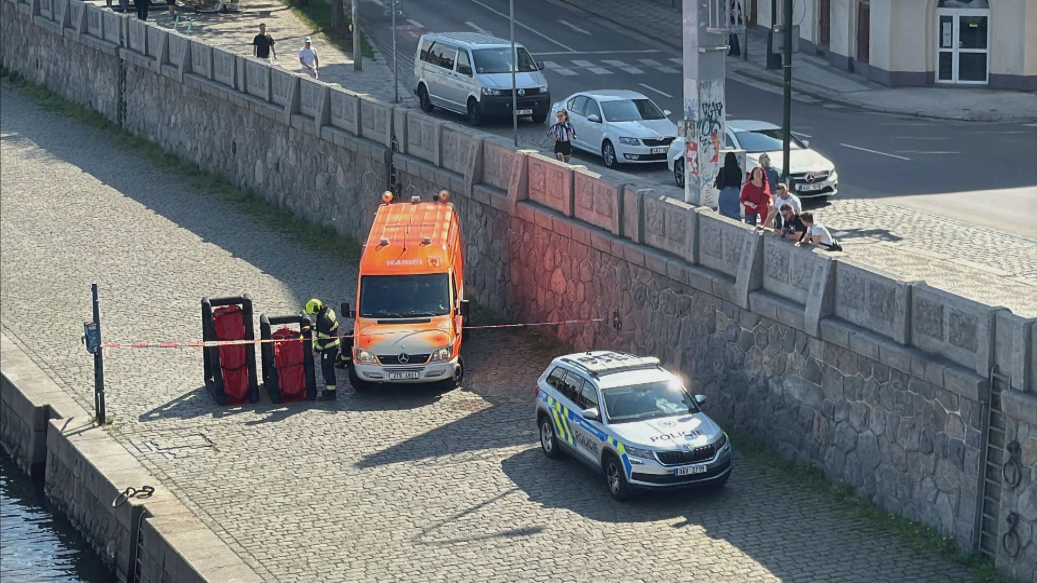 Nález dělostřeleckého granátu a pistole na Pražské náplavce - Na náplavce v Praze byl objeven dělostřelecký granát a střelná zbraň (3/6)