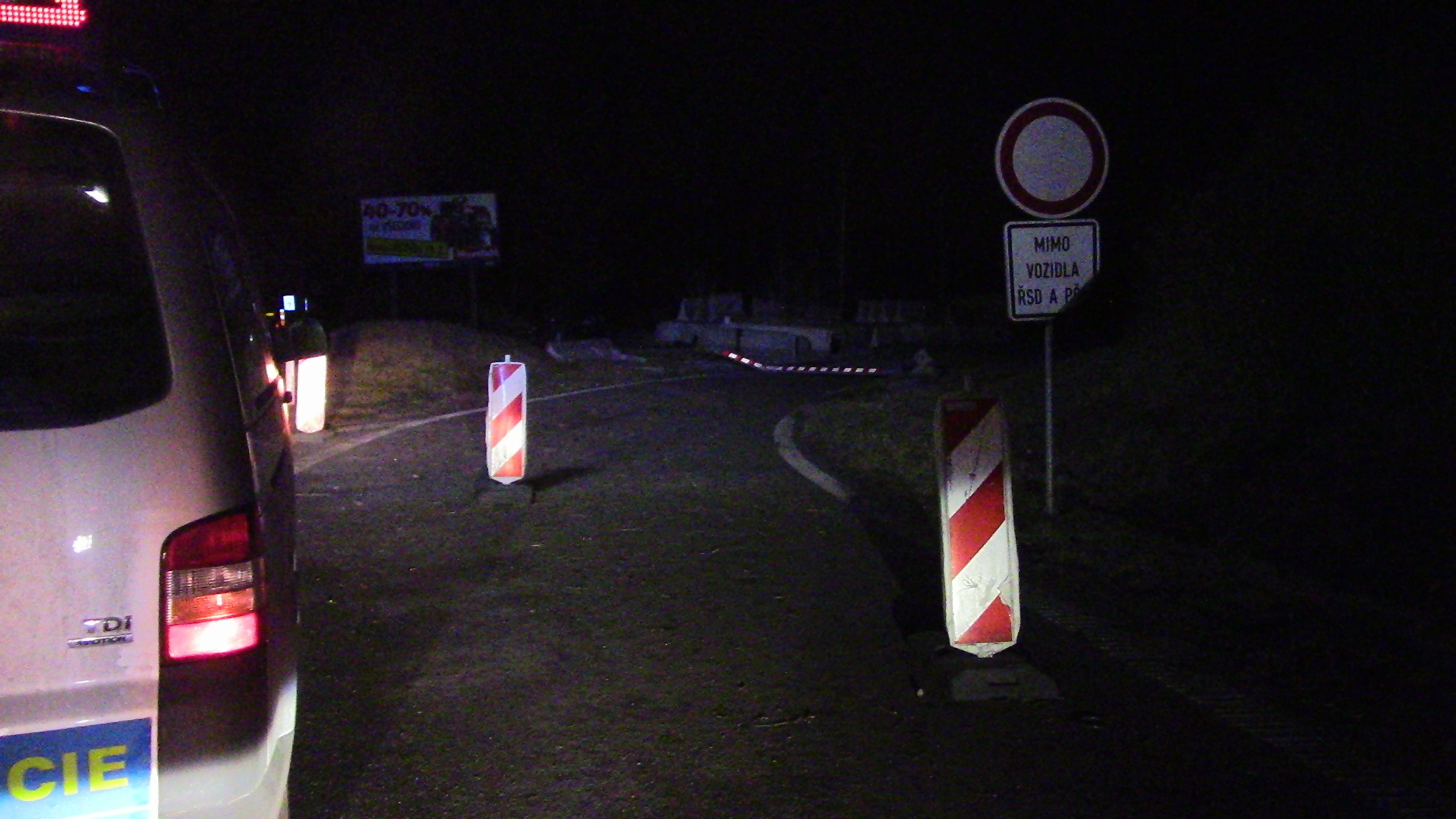 Řidič přežil svoji smrt, na D11 prorazil betonové zábrany - 22 - GALERIE: Řidič přežil svoji smrt, na D11 prorazil autem betonové zábrany (8/29)