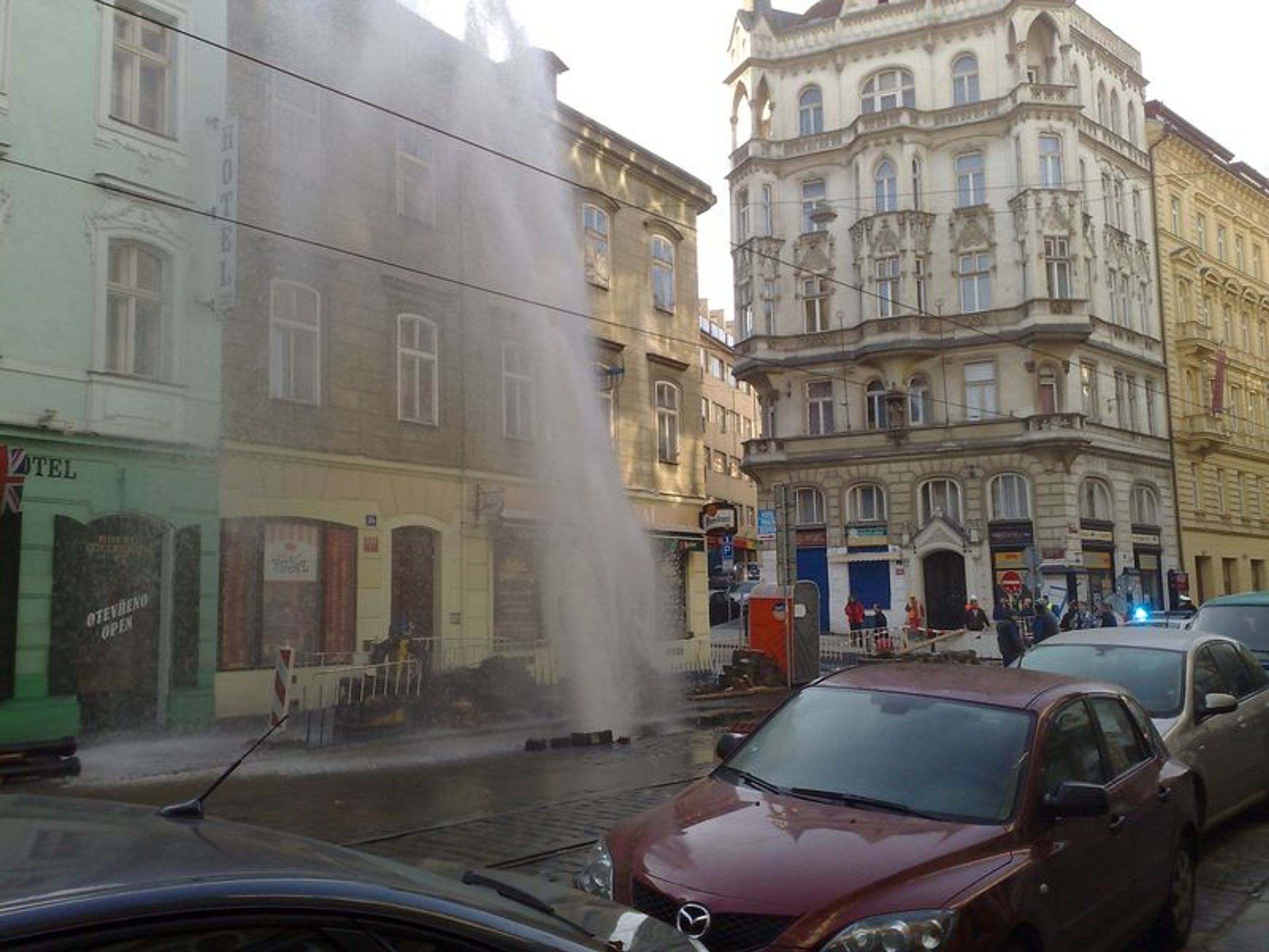 Překopnutý hydrant v Myslíkově ulici-6 - GALERIE: Překopnutý vodovod (5/10)