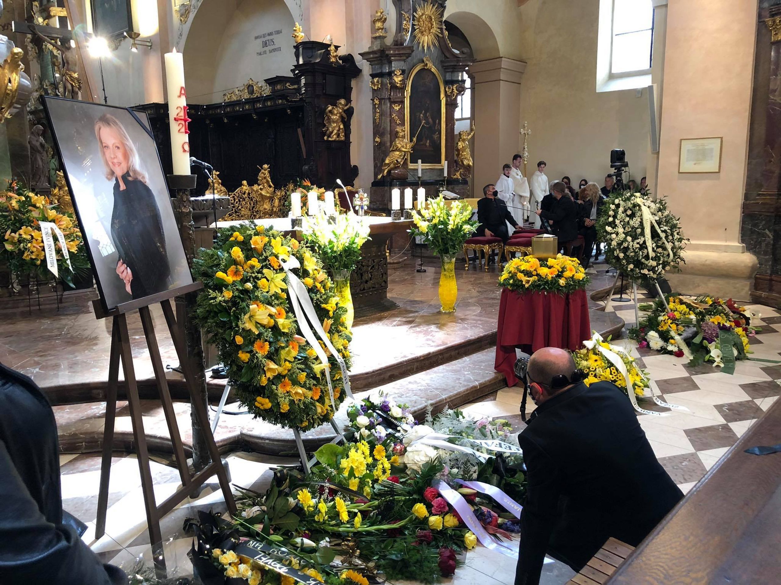 Mše za Evu Pilarovou - 2 - GALERIE: Mše za Evu Pilarovou (12/19)