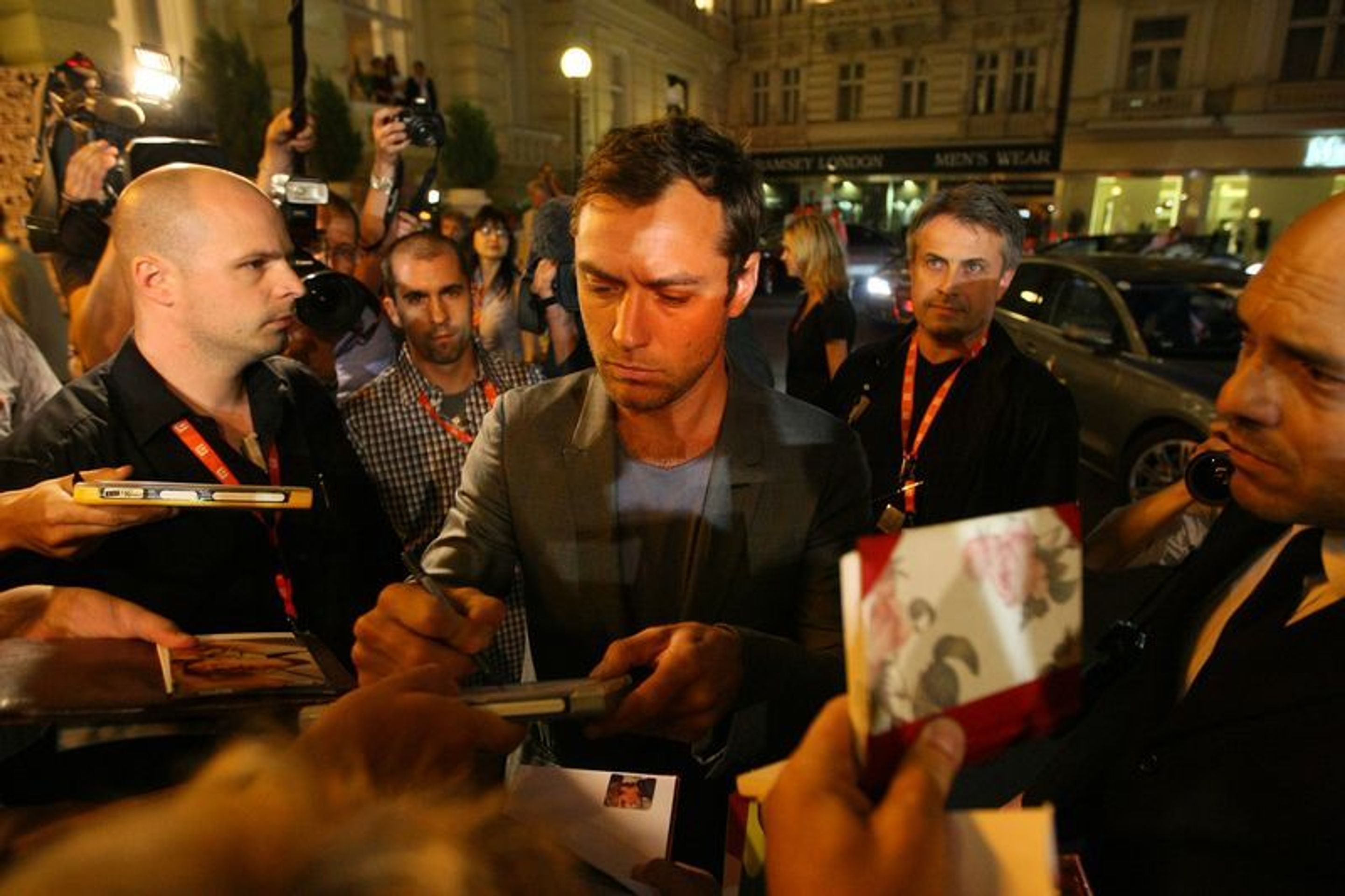 Jude Law na festivalu v Karlových Varech - 10 - GALERIE: Jude Law na festivalu v Karlových Varech (2/12)