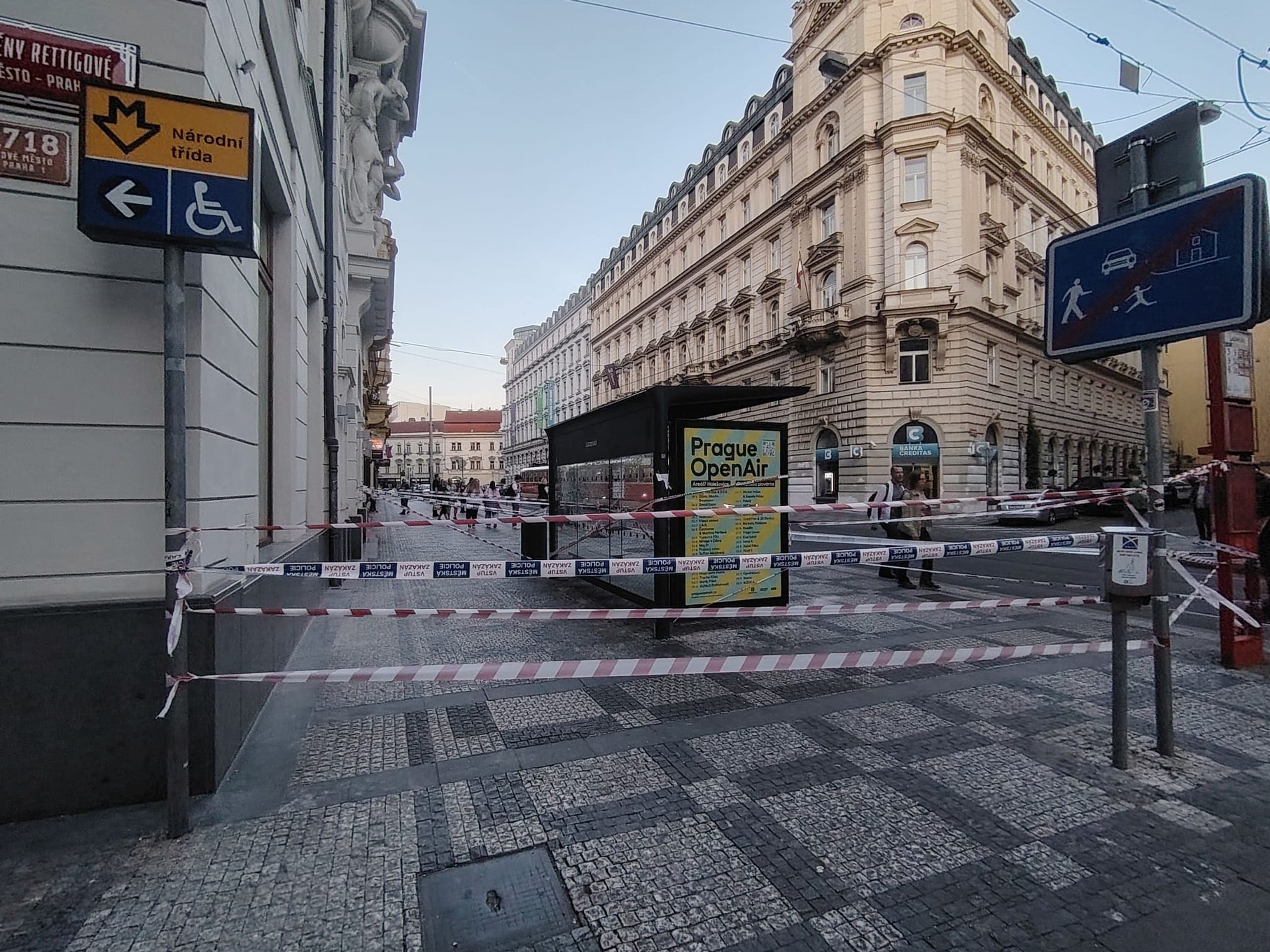 Uvolněná římsa na ulici Lazarská v Praze - Uvolněná římsa v Praze na ulici Lazarská (1/6)
