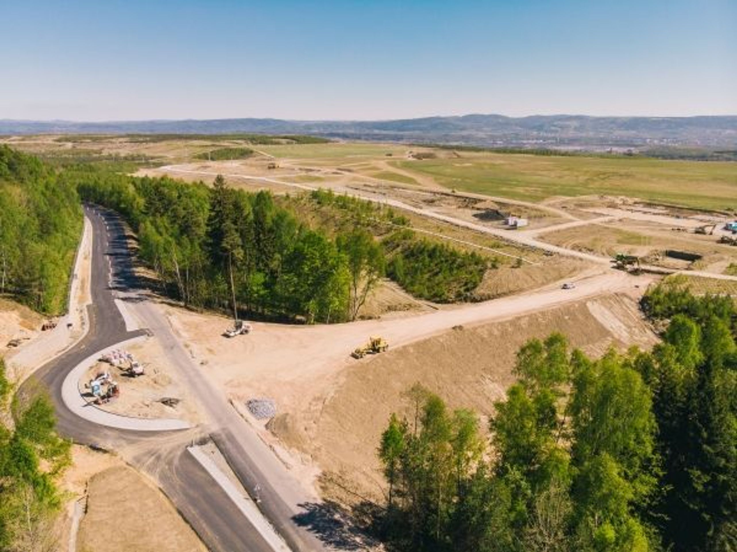 Staveniště obřího vývojového centra BMW u Sokolova - 14 - Fotogalerie: Prohlédněte si staveniště vývojového centra BMW u Sokolova (5/9)