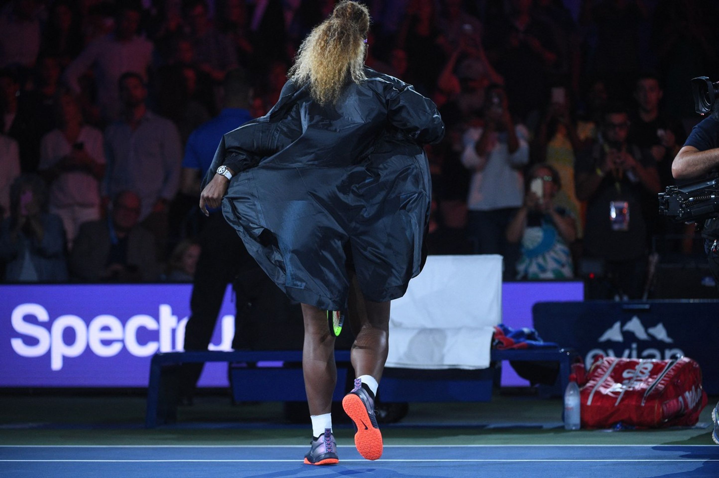 Serena Williamsová šlápla s oblečením vedle - GALERIE: Divoké oblečení na US Open (2/7)