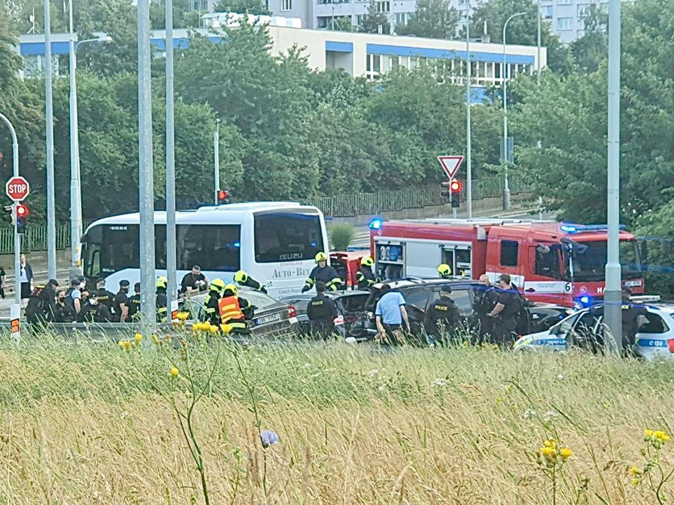 Ujíždějící auto v Praze způsobilo vážnou nehodu - 1 - GALERIE: Ujíždějící auto v Praze způsobilo vážnou nehodu (5/5)