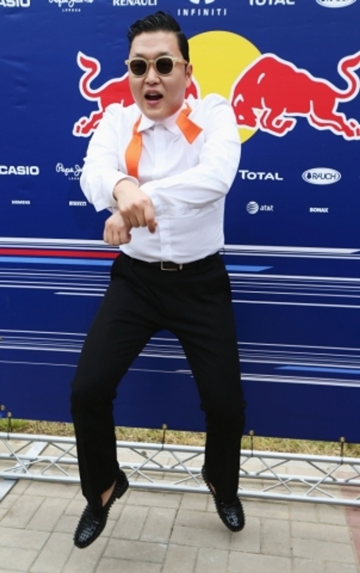 Vettel, Webber, Psy a Gangnam style - 10 - GALERIE: Vettel, Webber, Psy a gangnam style (9/11)