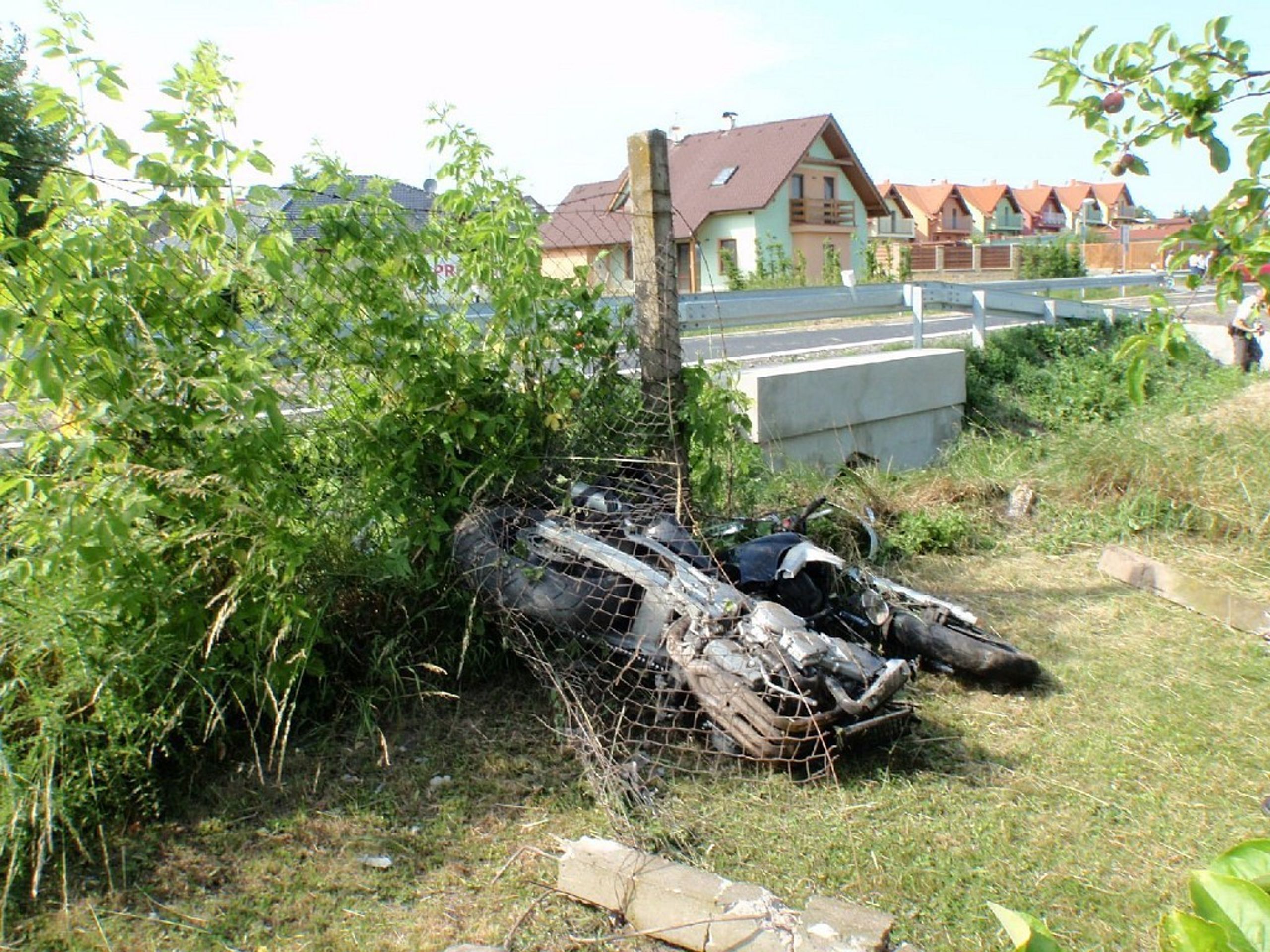 Pro těžce zraněného motorkáře letěl vrtulník - 1 - GALERIE: Pro těžce zraněného motorkáře letěl vrtulník (3/3)