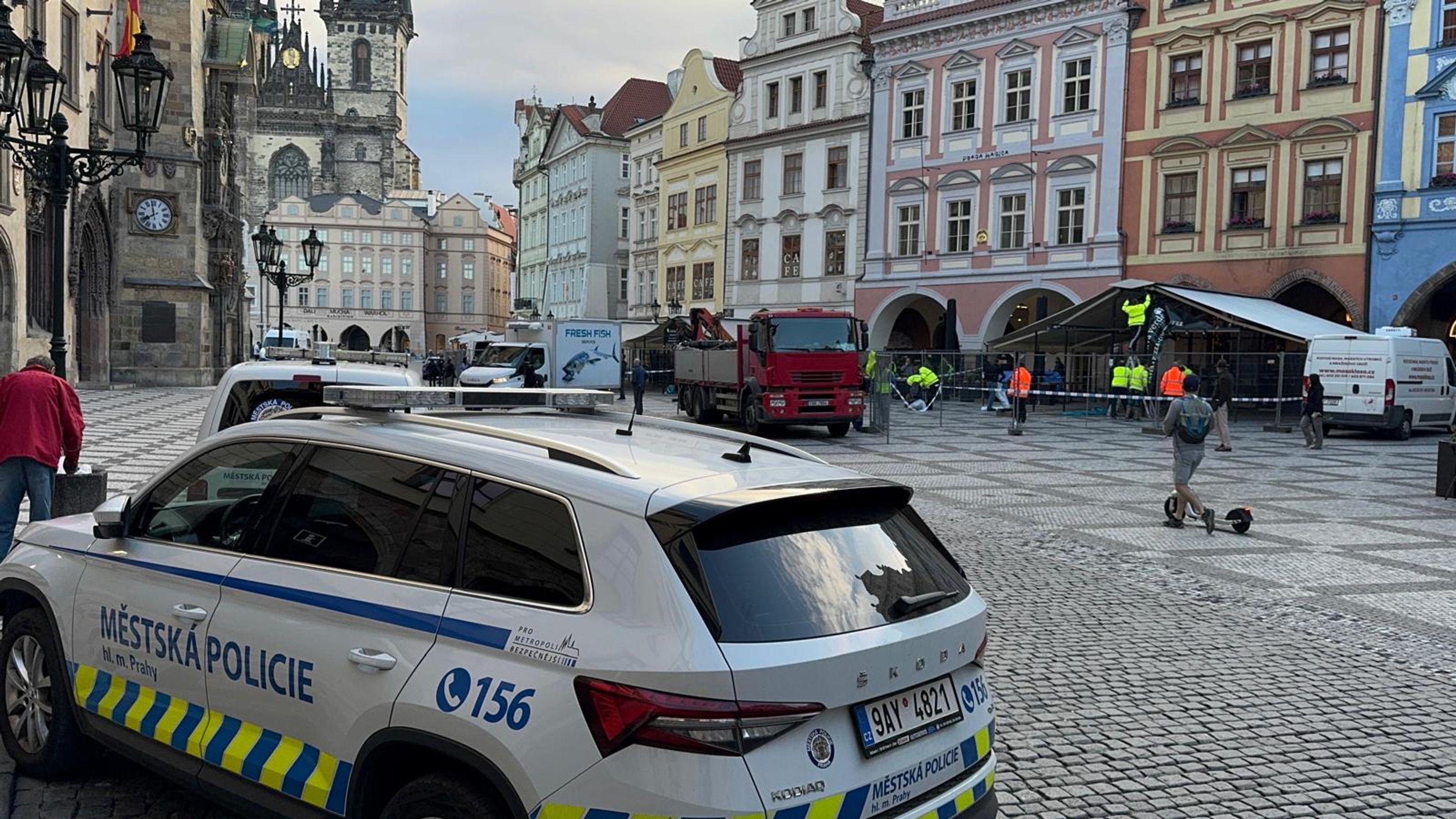 Na Staromáku probíhá demontáž nelegálních předzahrádek (7) - Na Staromáku probíhá demontáž nelegálních předzahrádek (8/10)