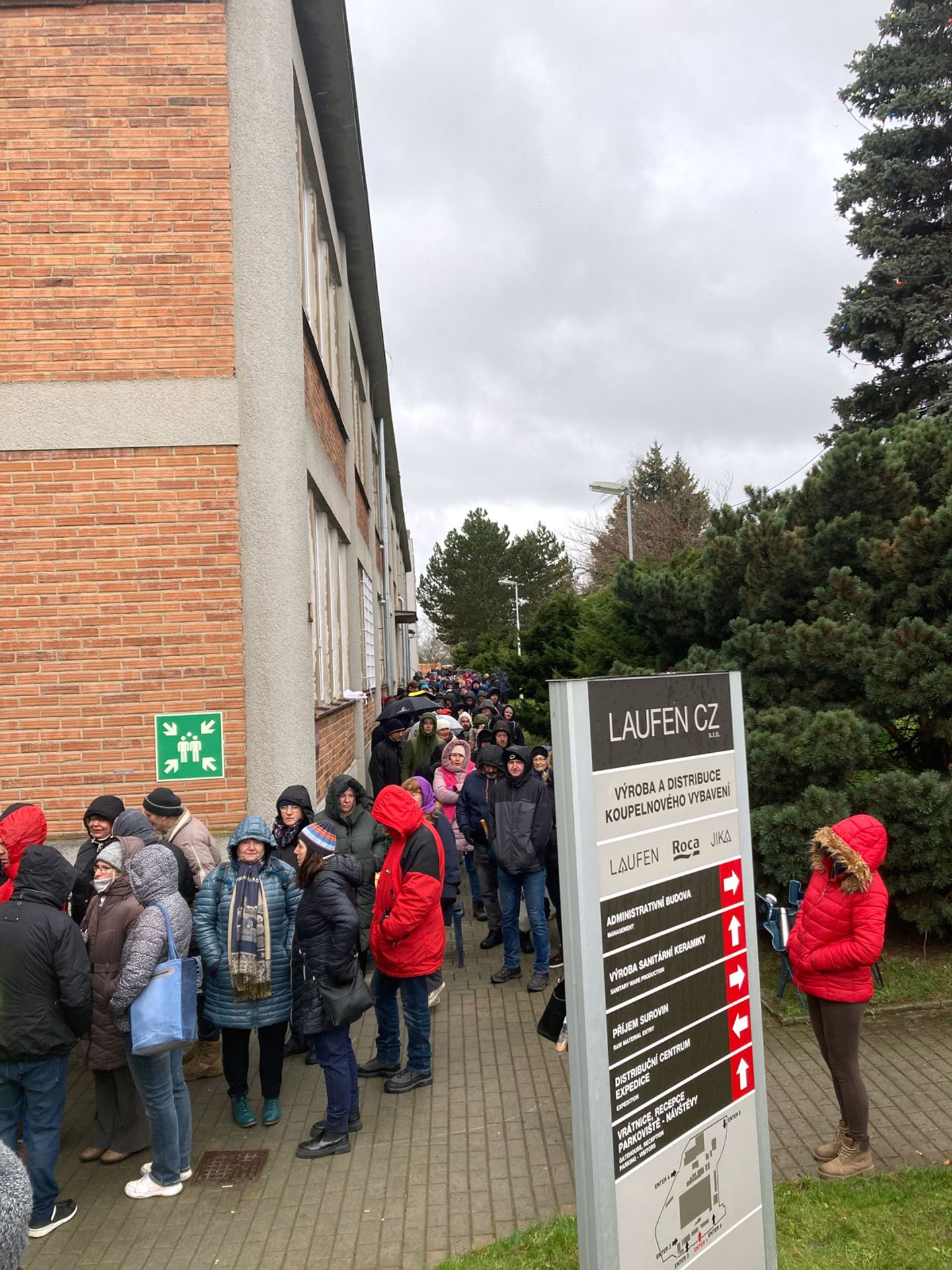Fronta na registraci u zubařky v Bechyni (2) - Fronta na registraci u zubařky v Bechyni (2/4)