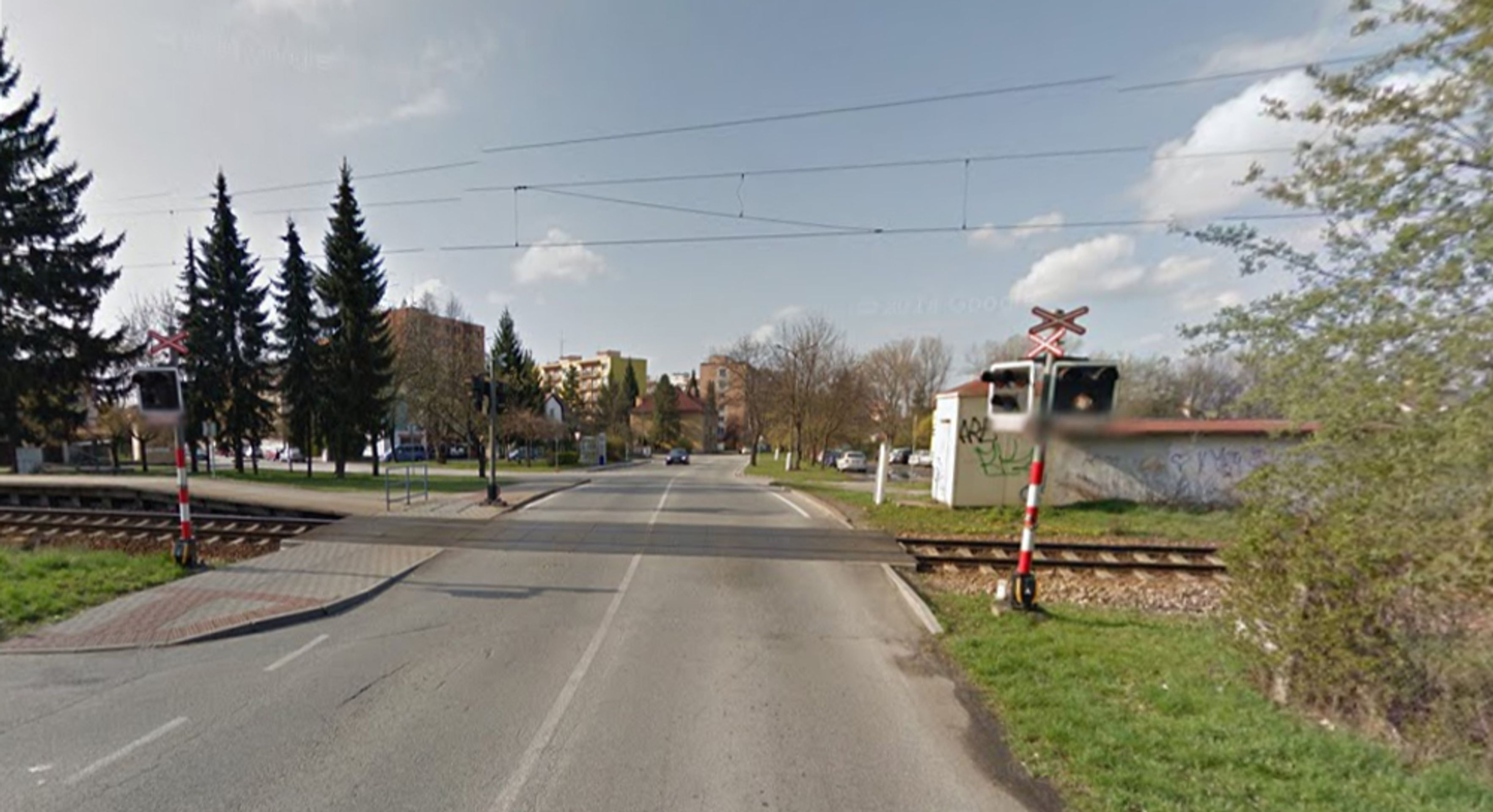 Nebezpečné přejezdy: P 1082, České Budějovice - Horní Dvořiště, Jihočeský kraj - přejezd bez závor, ŘEŠENÍ: se závorami. DŮVOD: Rizikový přejezd v ČB, Plavská ulice - GALERIE: Nebezpečné přejezdy - Jihočeský kraj (6/18)