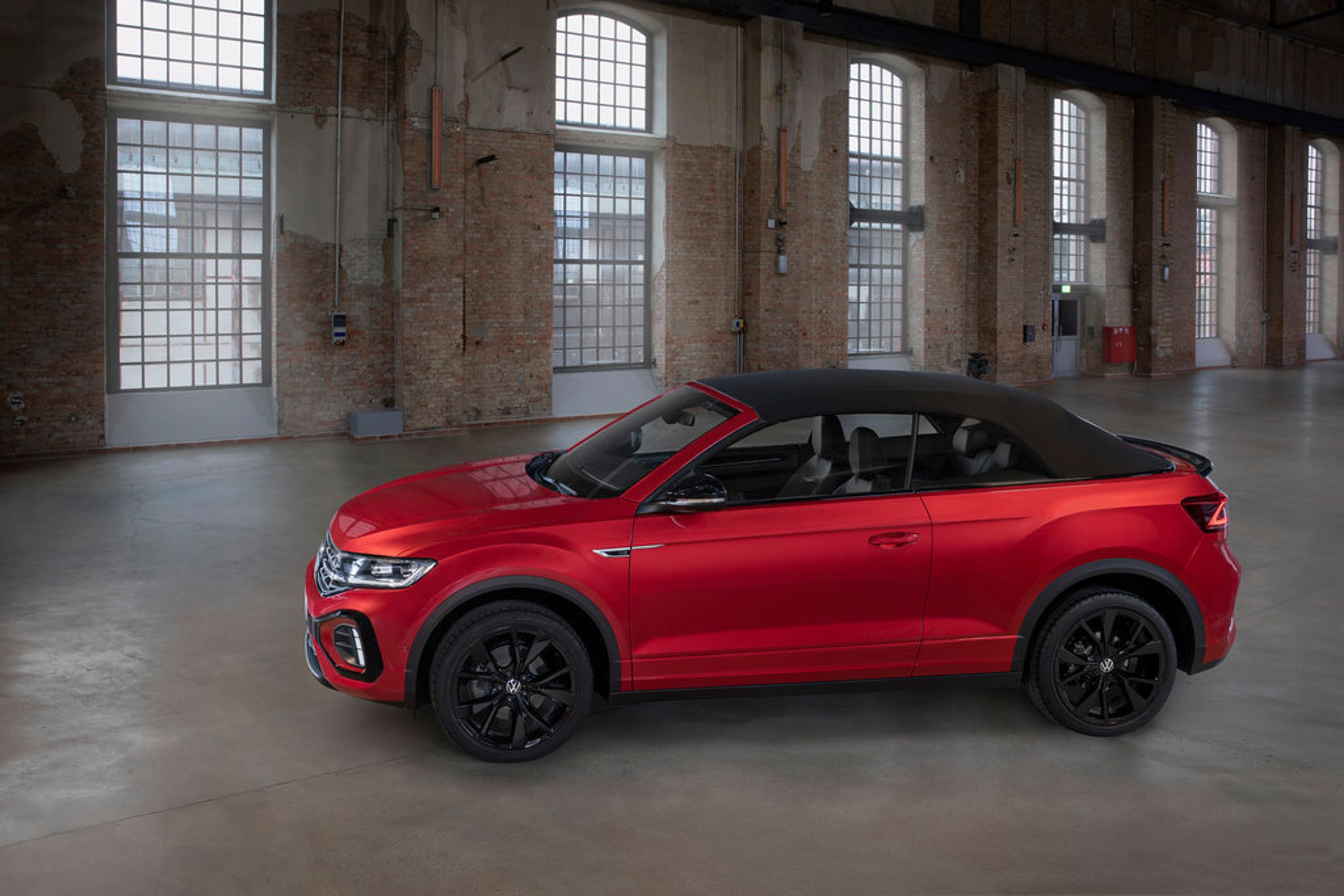Modernizovaný Volkswagen T-Roc - Modernizovaný Volkswagen T-Roc vyjede ve sportovní verzi i jako kabriolet (18/18)