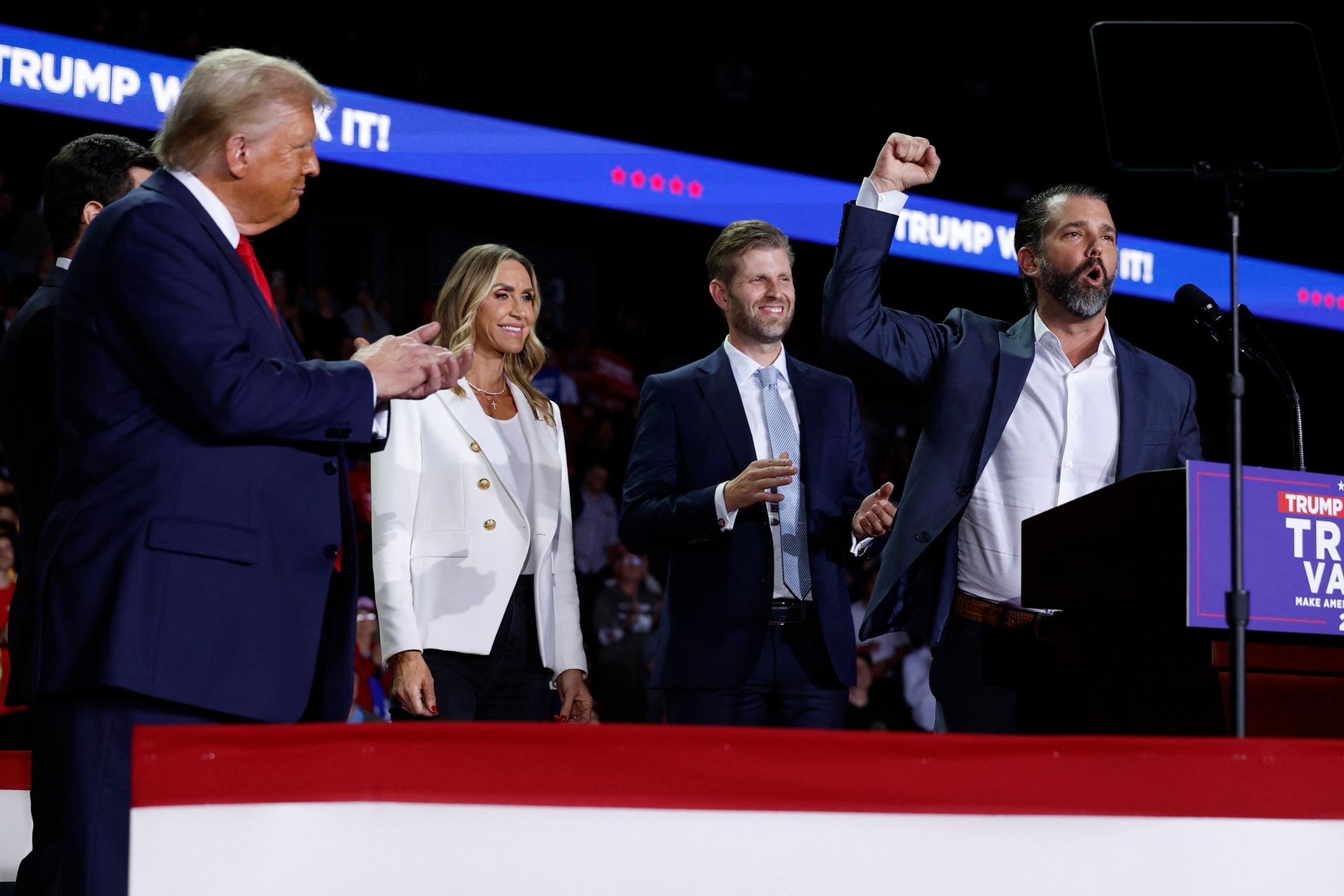Zleva Donald Trump, Eric Trump s manželkou a Donald Trump Jr. - Tihle lidé slavili s Trumpem (5/12)