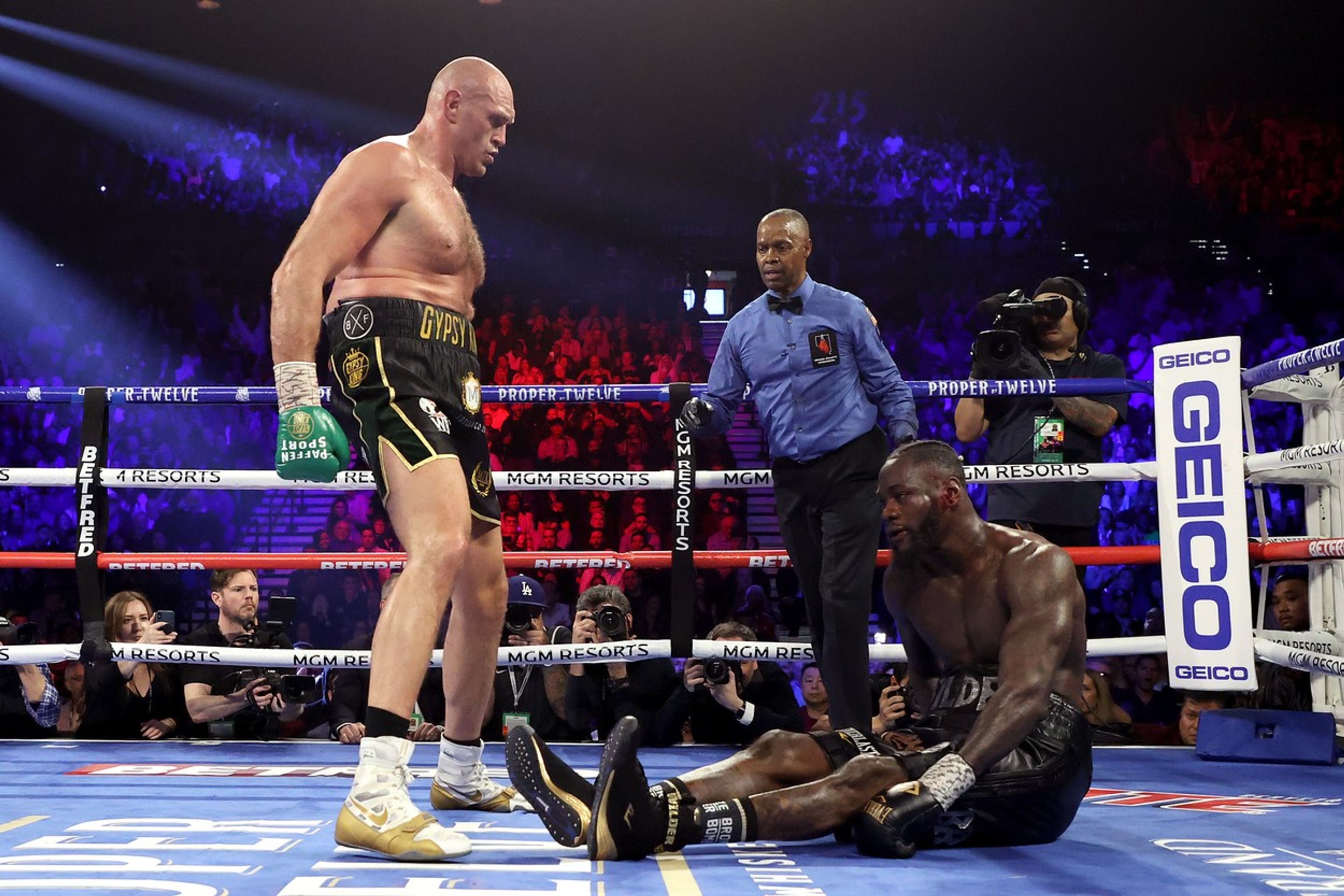 Tyson Fury skolil Deontaye Wildera - Socha napočet Tysona Fury z odpadních trubek (8/10)