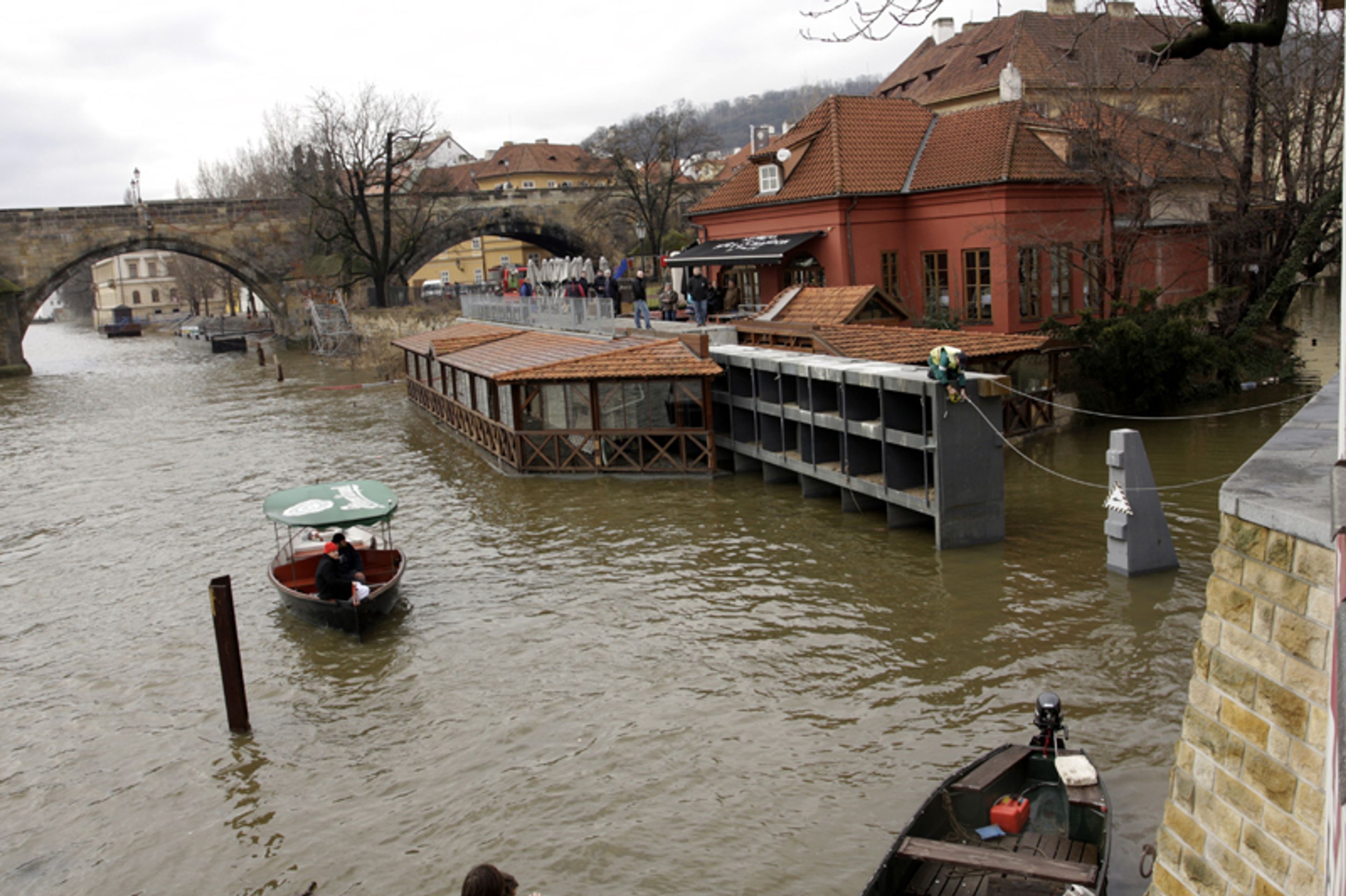 Zavírání protipovdňových vrat na Čertovce. - GALERIE: Čertovka (2/8)