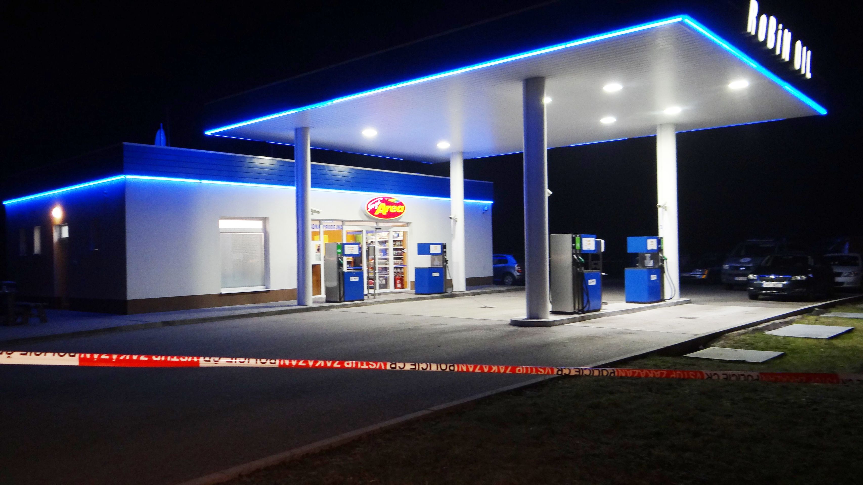 Za přepadení se zbraní hrozí lupiči deset let, přestože si nic neodnesl - GALERIE: Přepadení pumpy na Nymbursku (5/5)