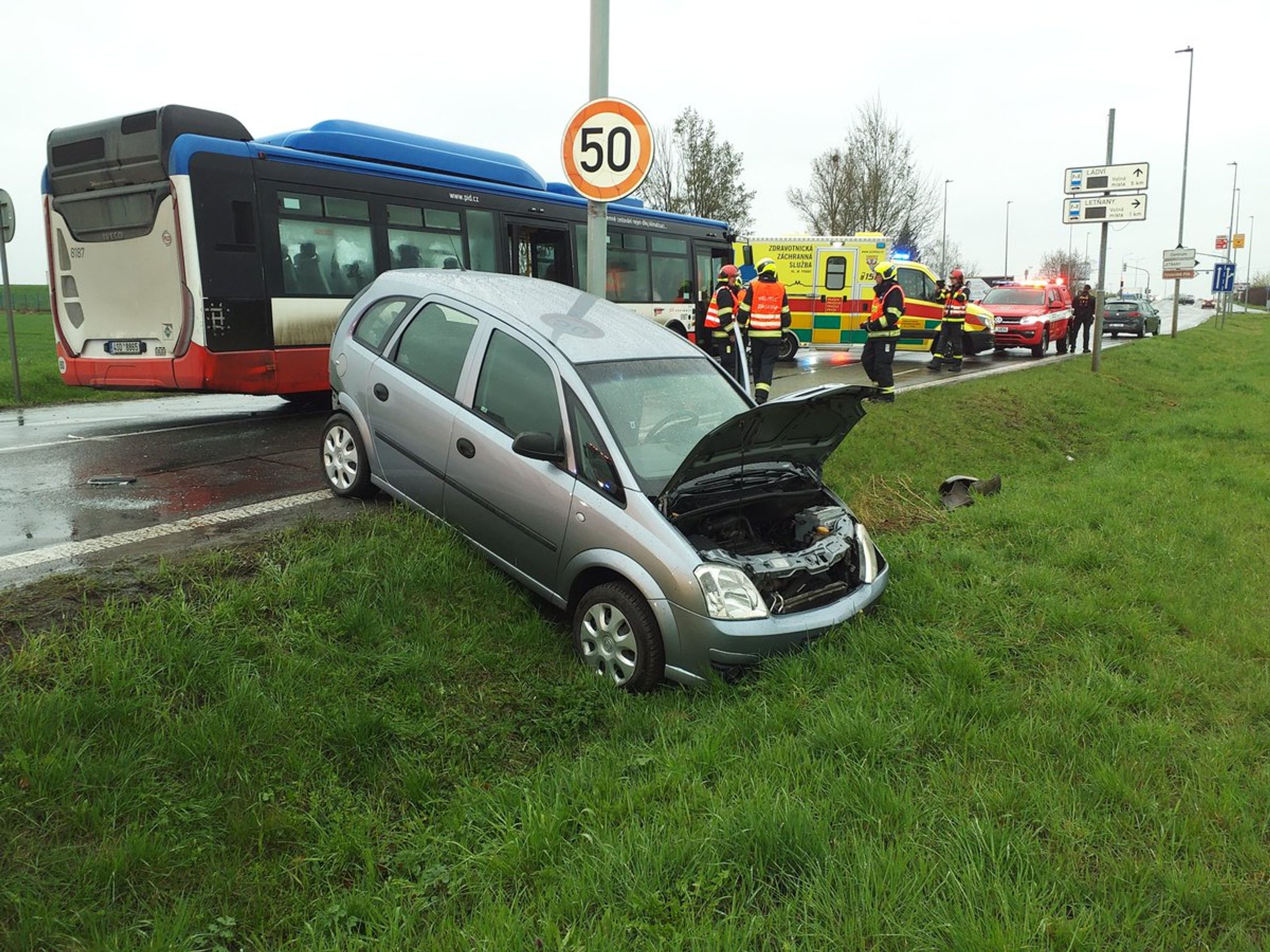 Dopravní komplikace kvůli počasí (1) - Déšť a sníh působí dopravní komplikace (3/9)