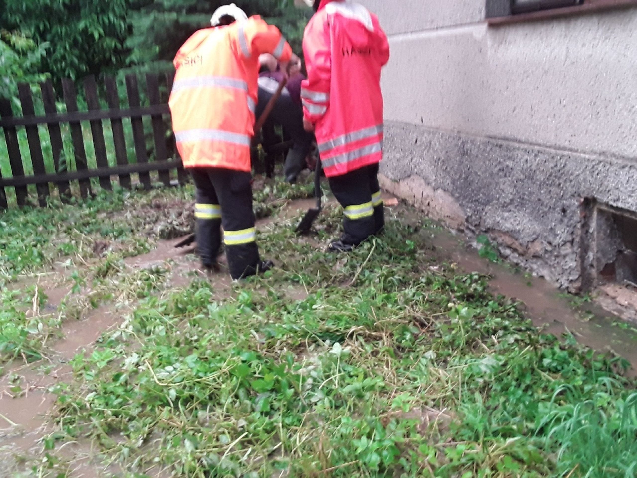 Zásahy hasičů v Olomouckém kraji kvůli vydatným srážkám - 2 - GALERIE: Vydatné srážky a bleskové povodně - 29. 6. 2020 (6/19)