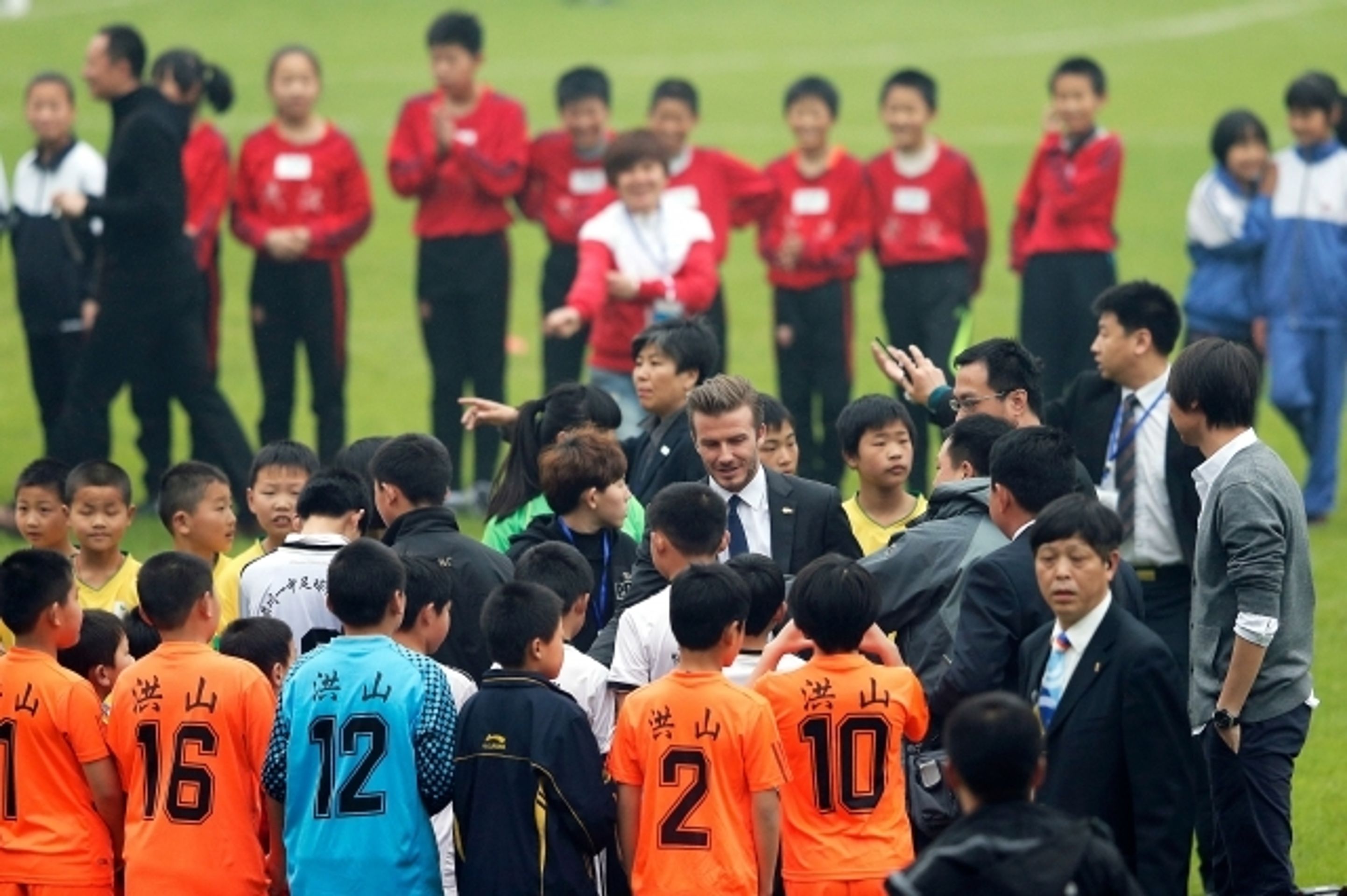 David Beckham upadl v Číně na hřišti - 4 - GALERIE: Pád Davida Beckhama v Číně (2/13)