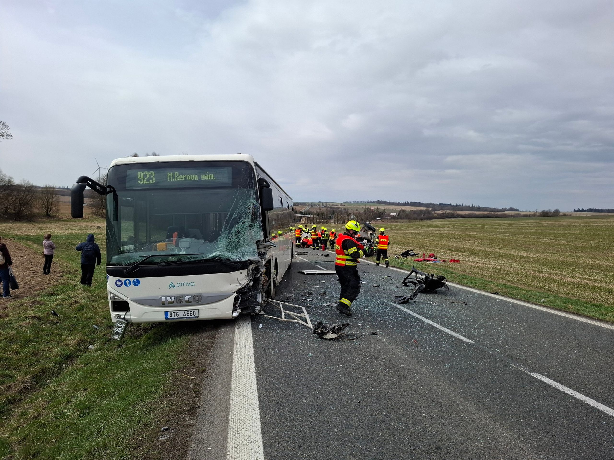 Nehoda autobusu s automobilem u Horní Loděnice - Nehoda autobusu s automobilem na Olomoucku (3/9)