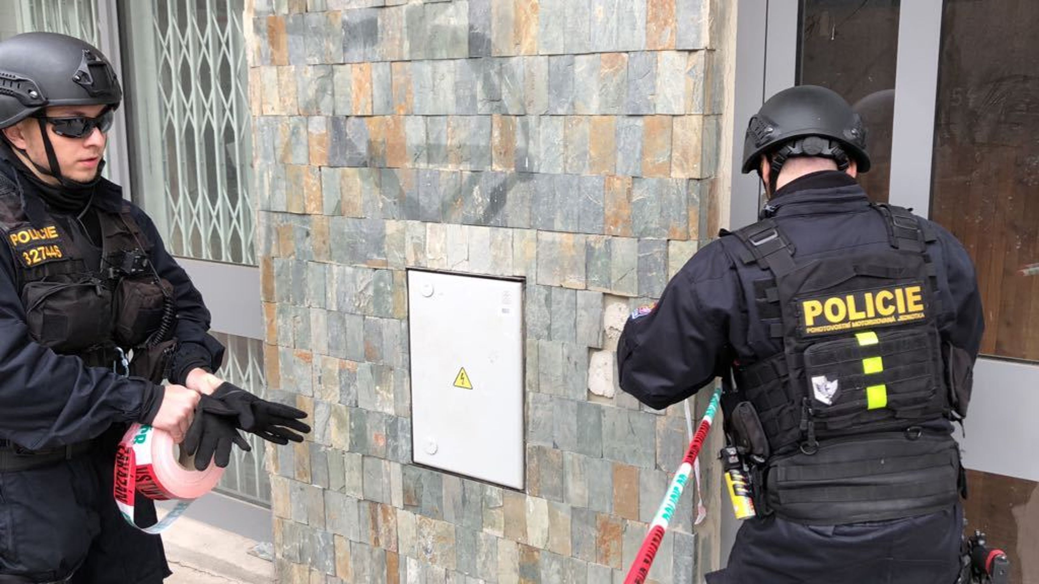Evakuace a zásah policistů ve Famfulíkově ulici v Praze - 9 - GALERIE: Evakuace a zásah policistů ve Famfulíkově ulici (9/14)