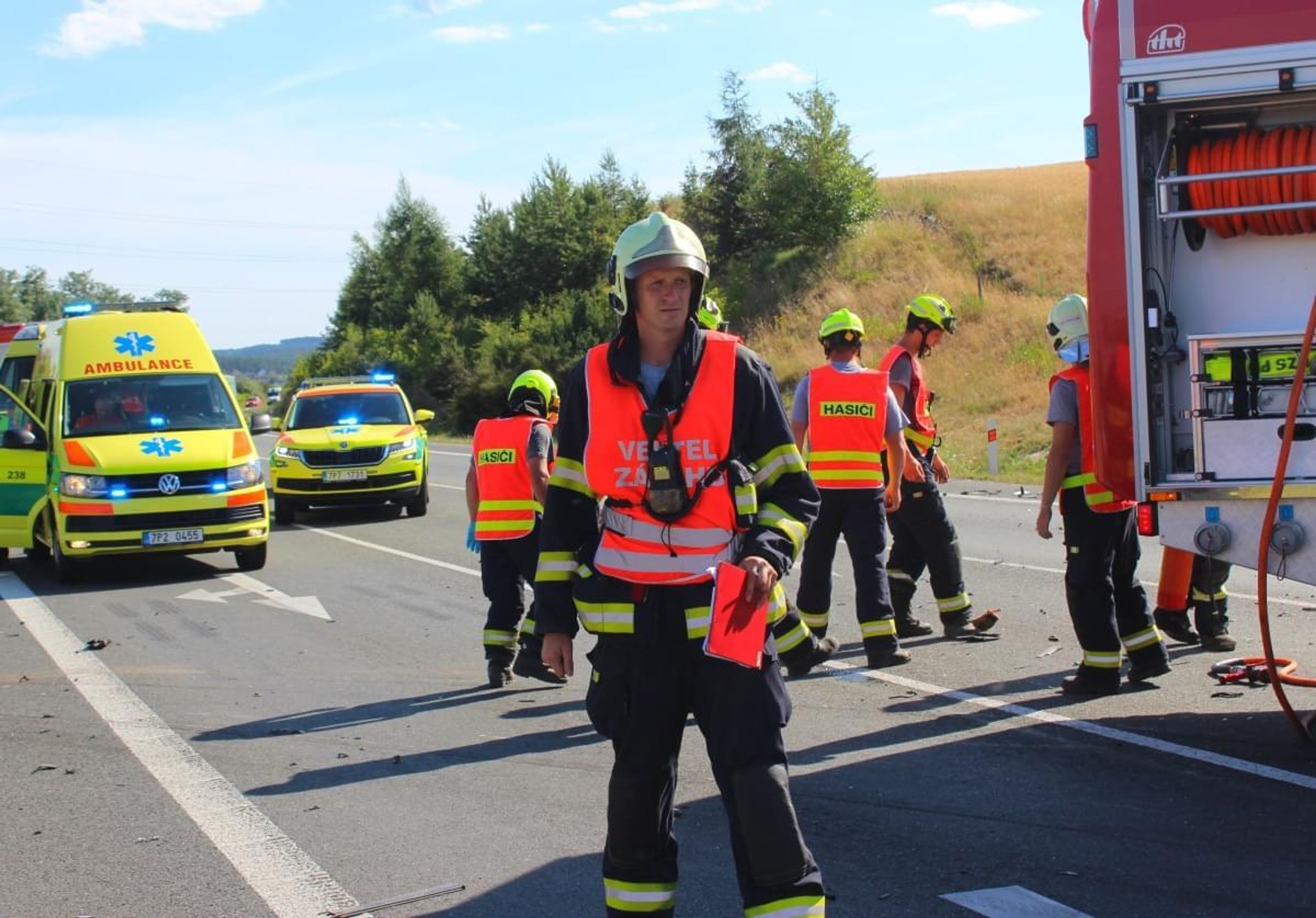 Srážka autobusu s autem na Plzeňsku - 11 - GALERIE: Nehoda autobusu s autem na Plzeňsku (8/12)