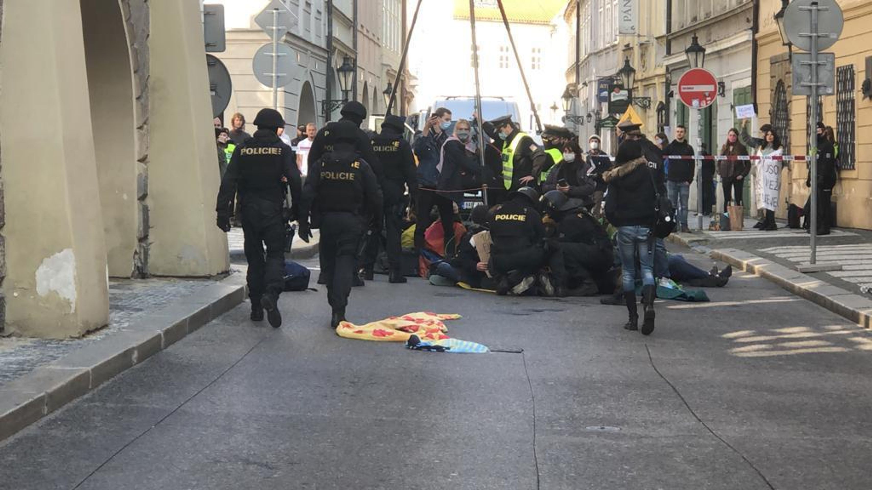Blokáda prostranství před sněmovnou - 1 - GALERIE: Blokáda prostranství před sněmovnou (10/15)