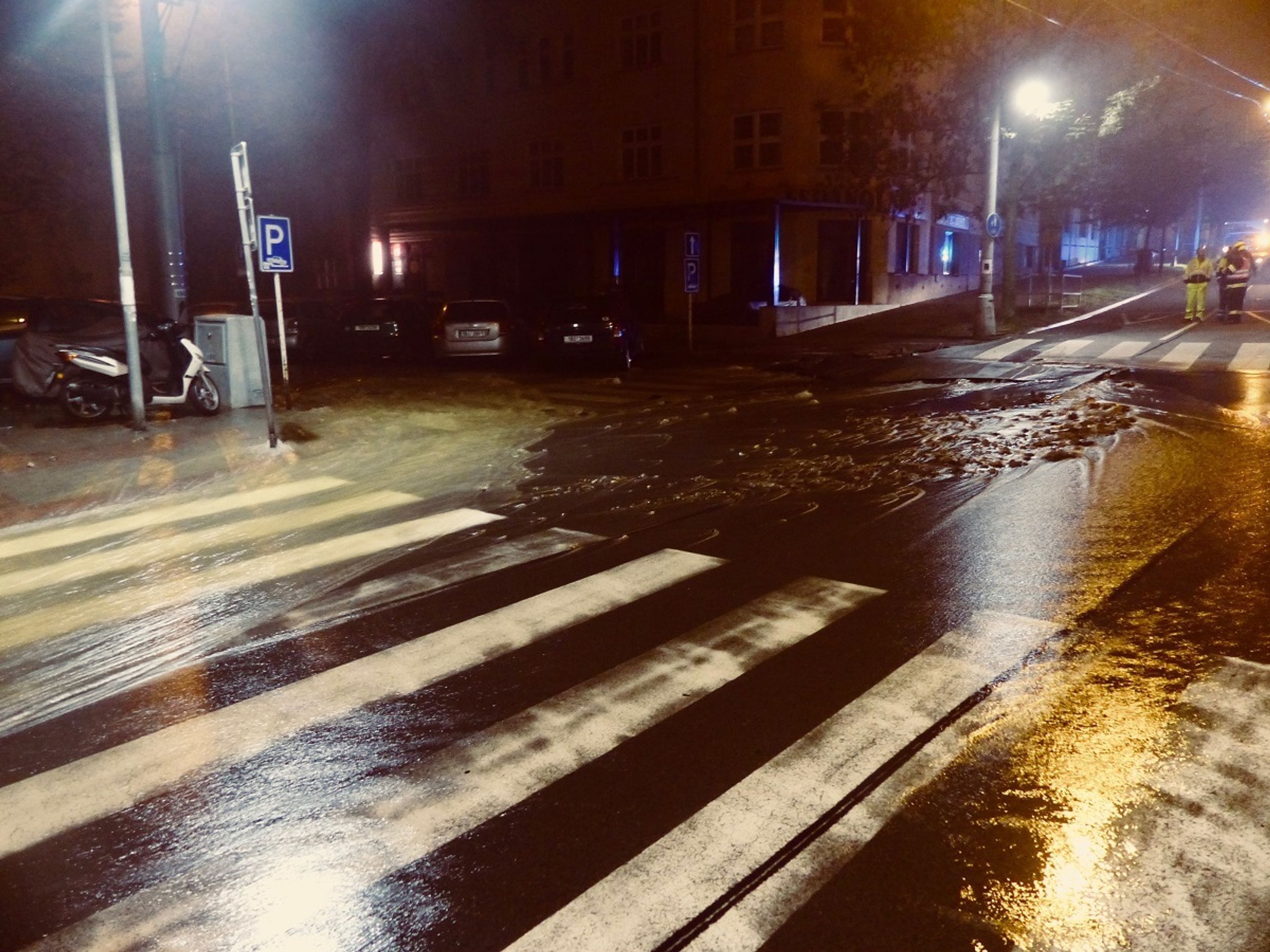 V Brně prasklo potrubí, voda zalila ulici - 2 - GALERIE: V Brně v noci prasklo vodovodní potrubí, ulici zalila voda (12/13)
