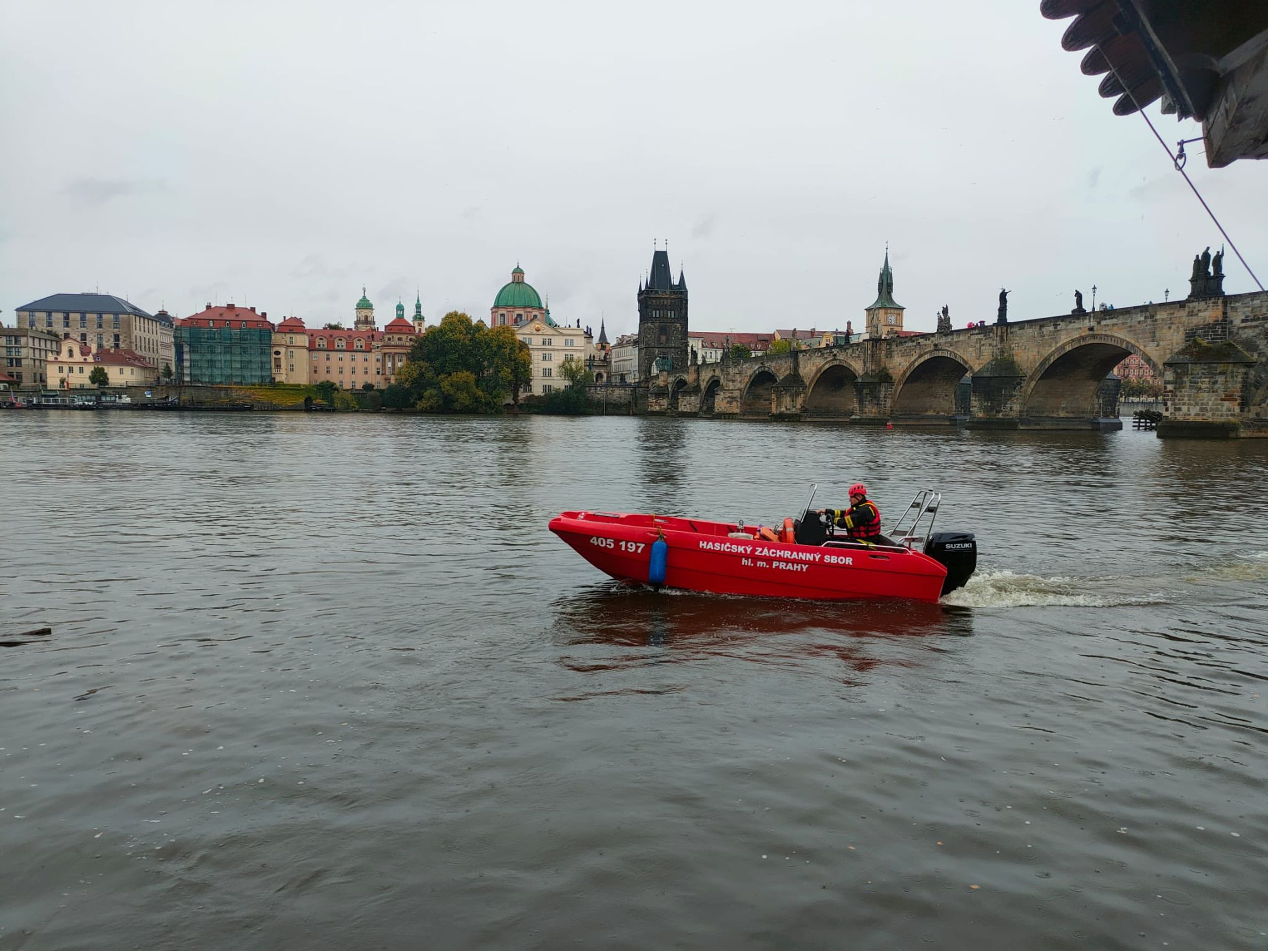 Potápěči hasičského sboru preventivně vyčistili kolejnici vrat Čertovky (3) - Příprava na extrémní déšť v česku (30/30)