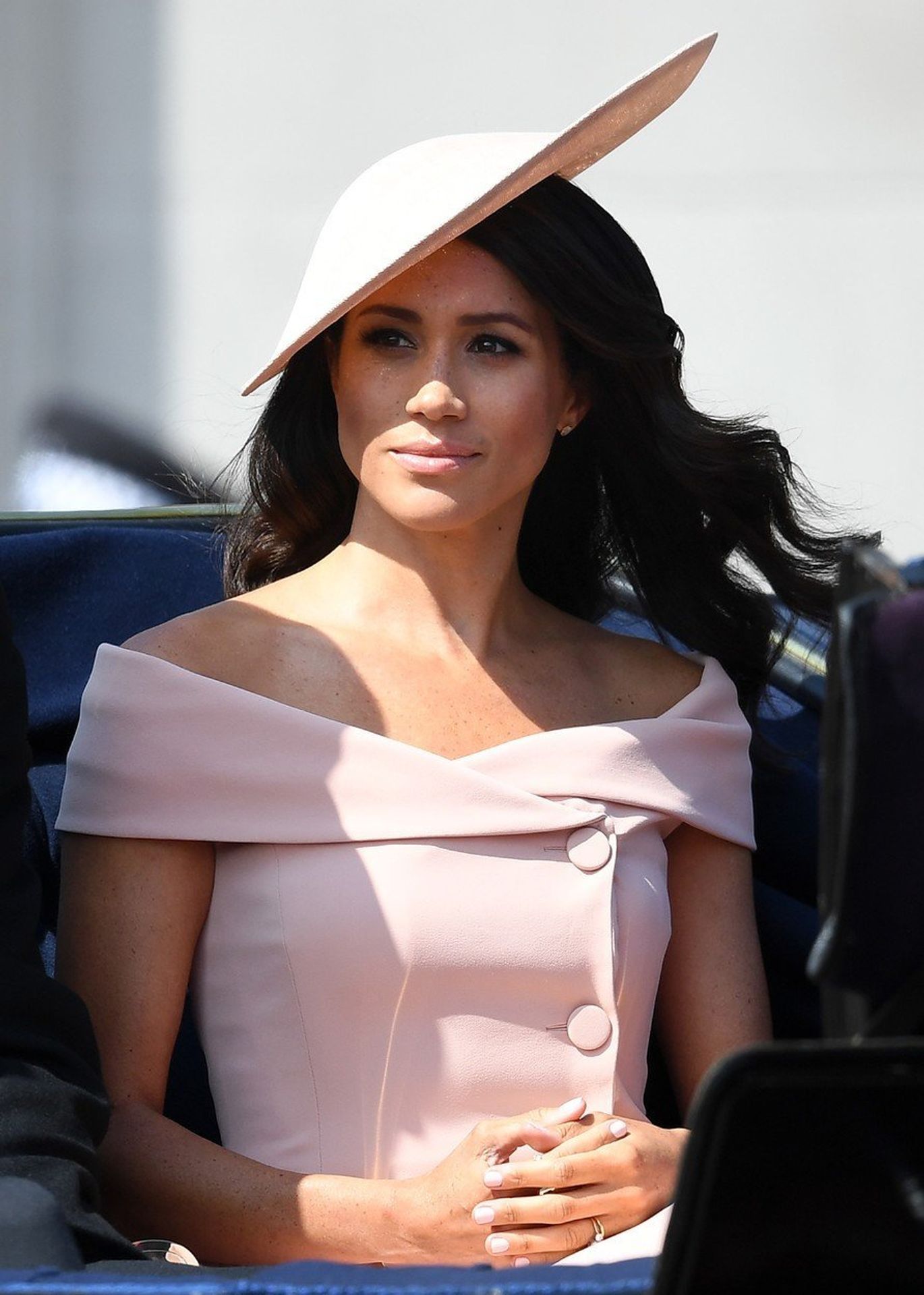 Princ Harry a Meghan Markle - 4 - GALERIE: Meghan Markle si oblékla krátké šaty (6/6)