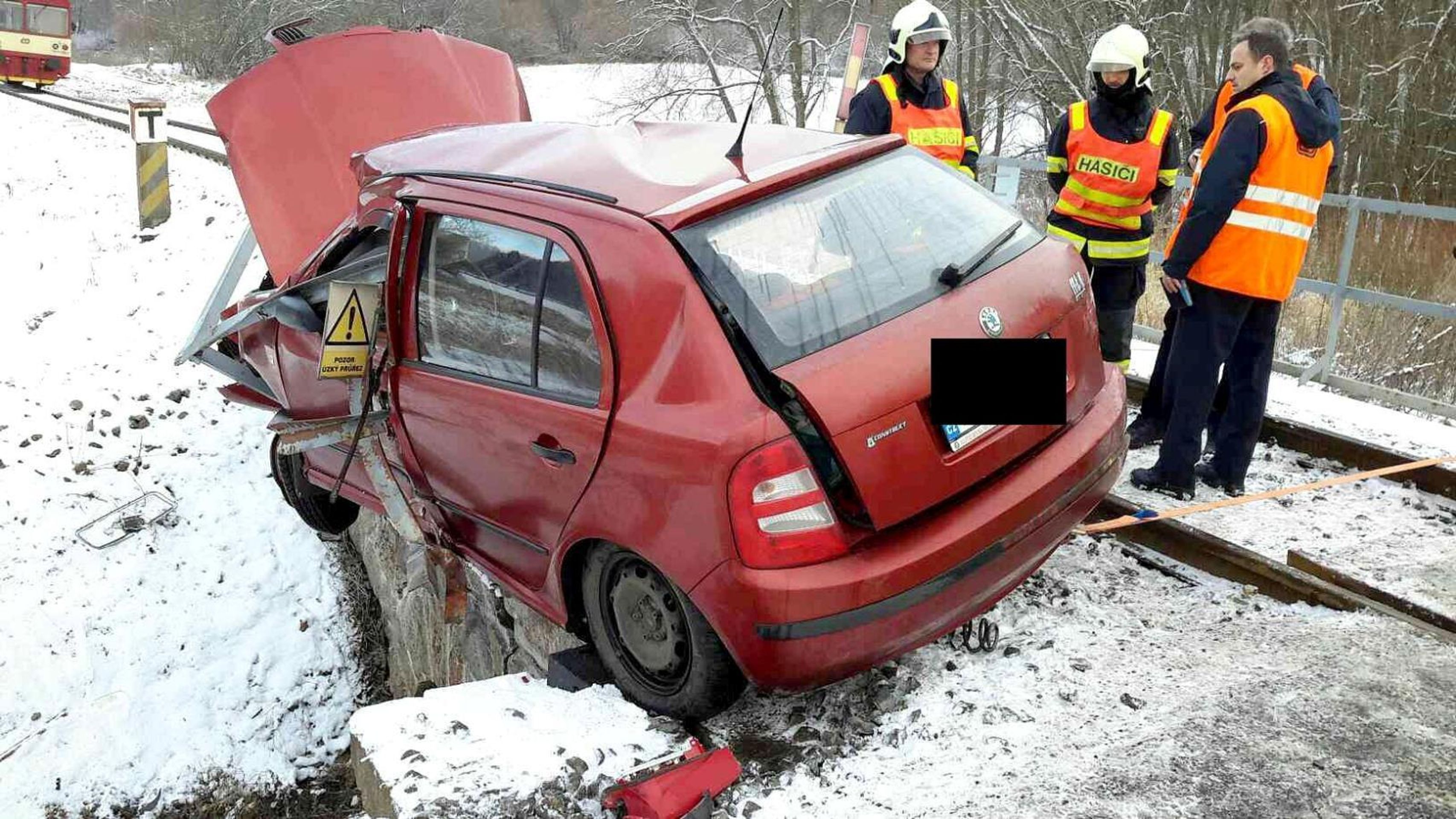 Vlak smetl na přejezdu na Karlovarsku auto - 6 - GALERIE: Nehoda na přejezdu Záhořice (14/19)