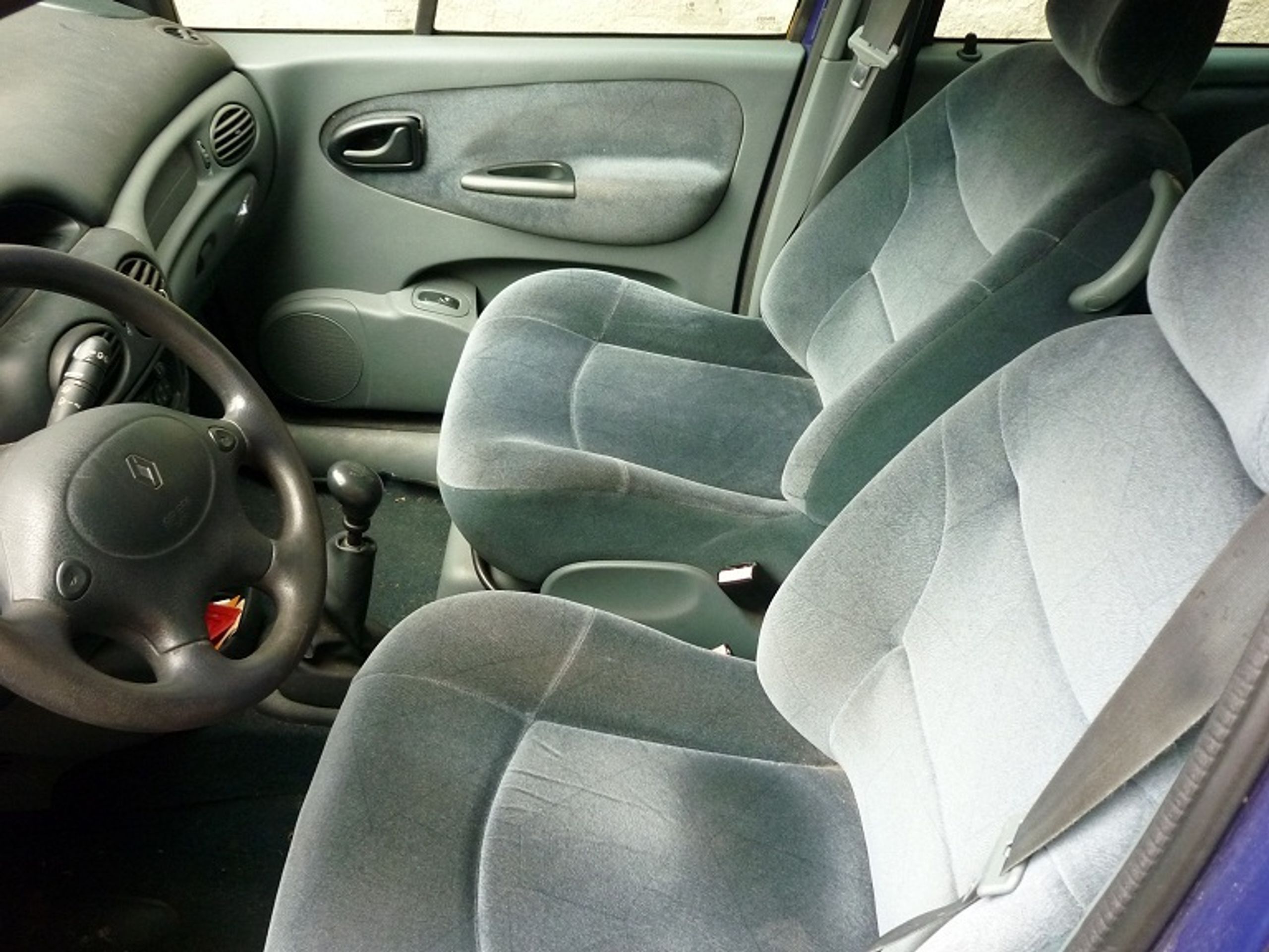 Prodej majetku: Renault Megane 1,9 D Scenic - 1 - GALERIE: Renault Megane 1,9 D Scenic (3/5)
