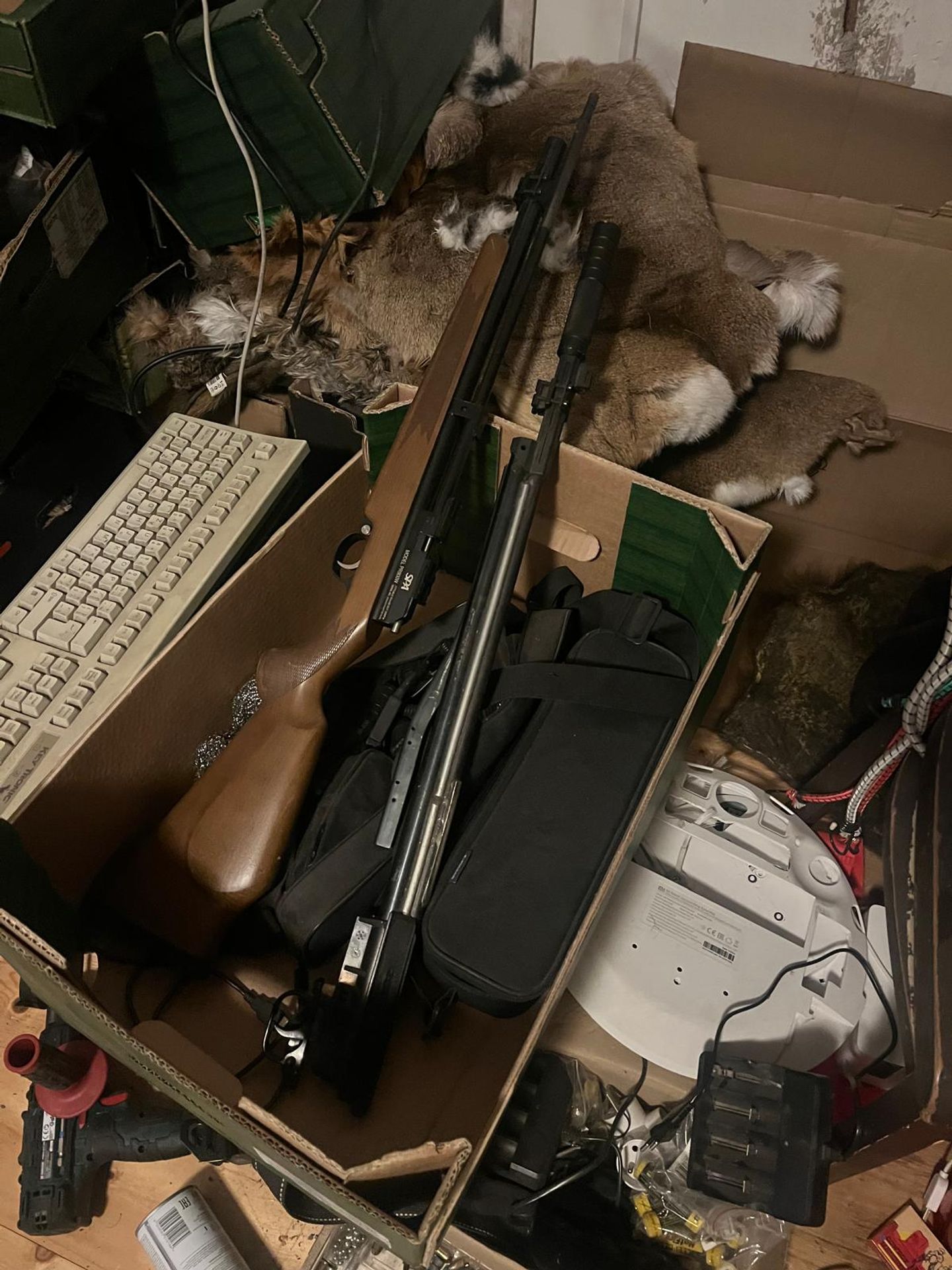 Krom vraždy a několikanásobného pokusu vraždy je muž trestně stíhán pro nedovolené ozbrojování a týrání zvířat (1) - Muž zakládal pomocí upravených svíček požáry (7/8)